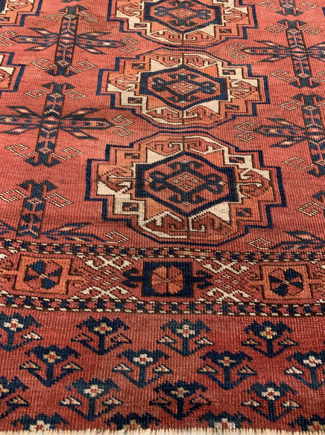 Detail c: Antiker Ersari Tschowal, Turkmenistan, 19 Jhd., Wolle geknüpft auf Wolle, ca. 122 x 88 cm, EHZ:(Fragment)