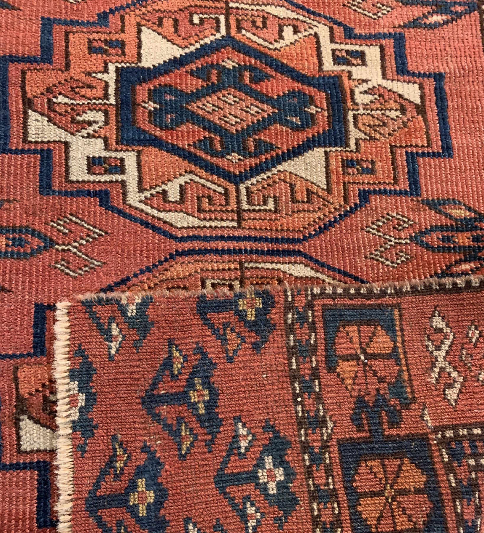 Detail d: Antiker Ersari Tschowal, Turkmenistan, 19 Jhd., Wolle geknüpft auf Wolle, ca. 122 x 88 cm, EHZ:(Fragment)