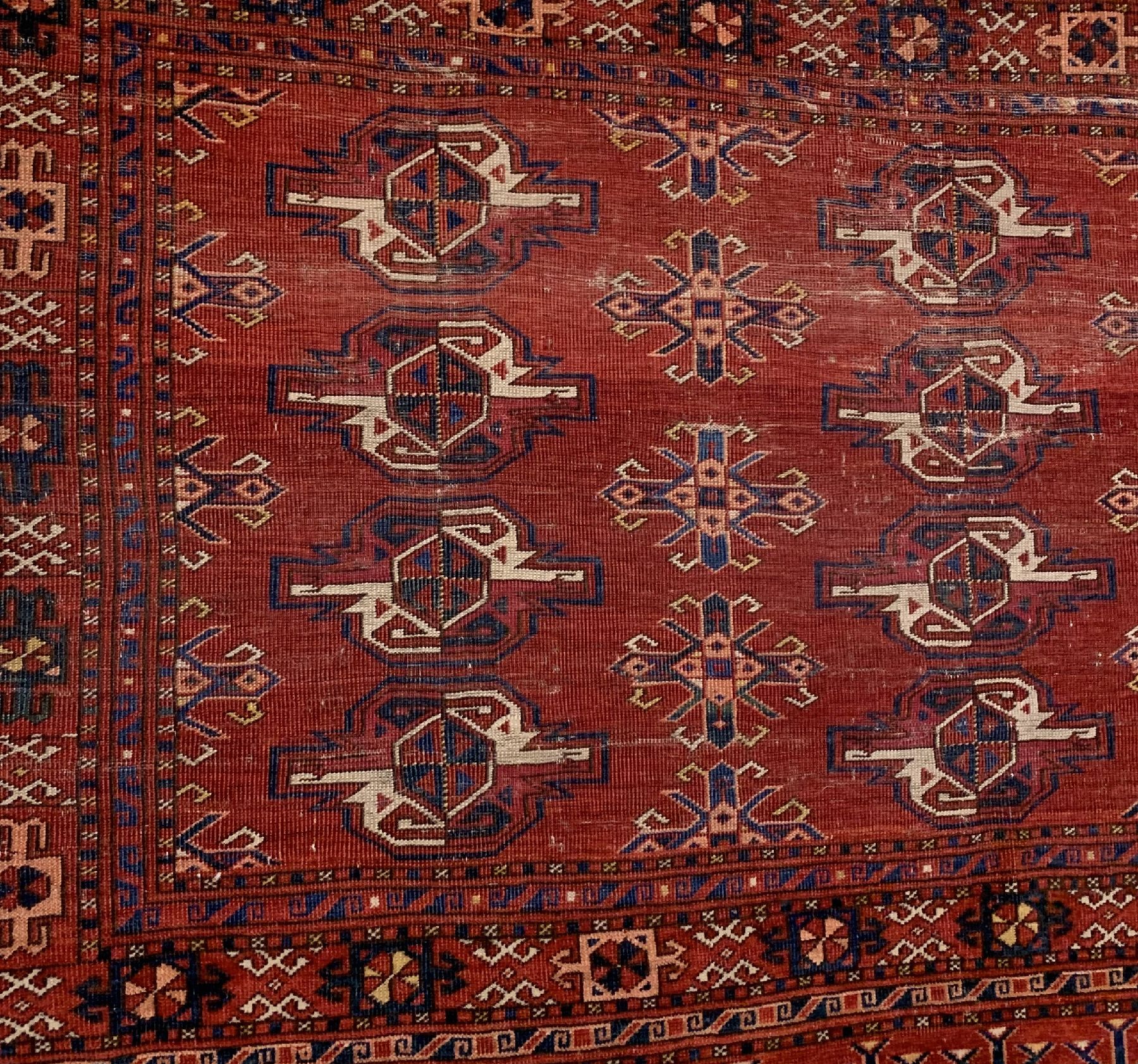Detail a: Antiker Kisilayak Tschowal, Turkmenistan, 19 Jhd., Wolle geknüpft auf Wolle, ca. 137 x 83 cm, EHZ: 4(Alters und Gebrauchsspuren)