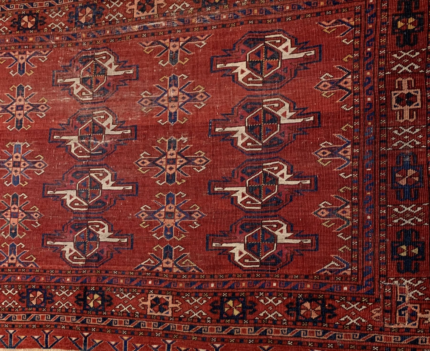 Detail b: Antiker Kisilayak Tschowal, Turkmenistan, 19 Jhd., Wolle geknüpft auf Wolle, ca. 137 x 83 cm, EHZ: 4(Alters und Gebrauchsspuren)