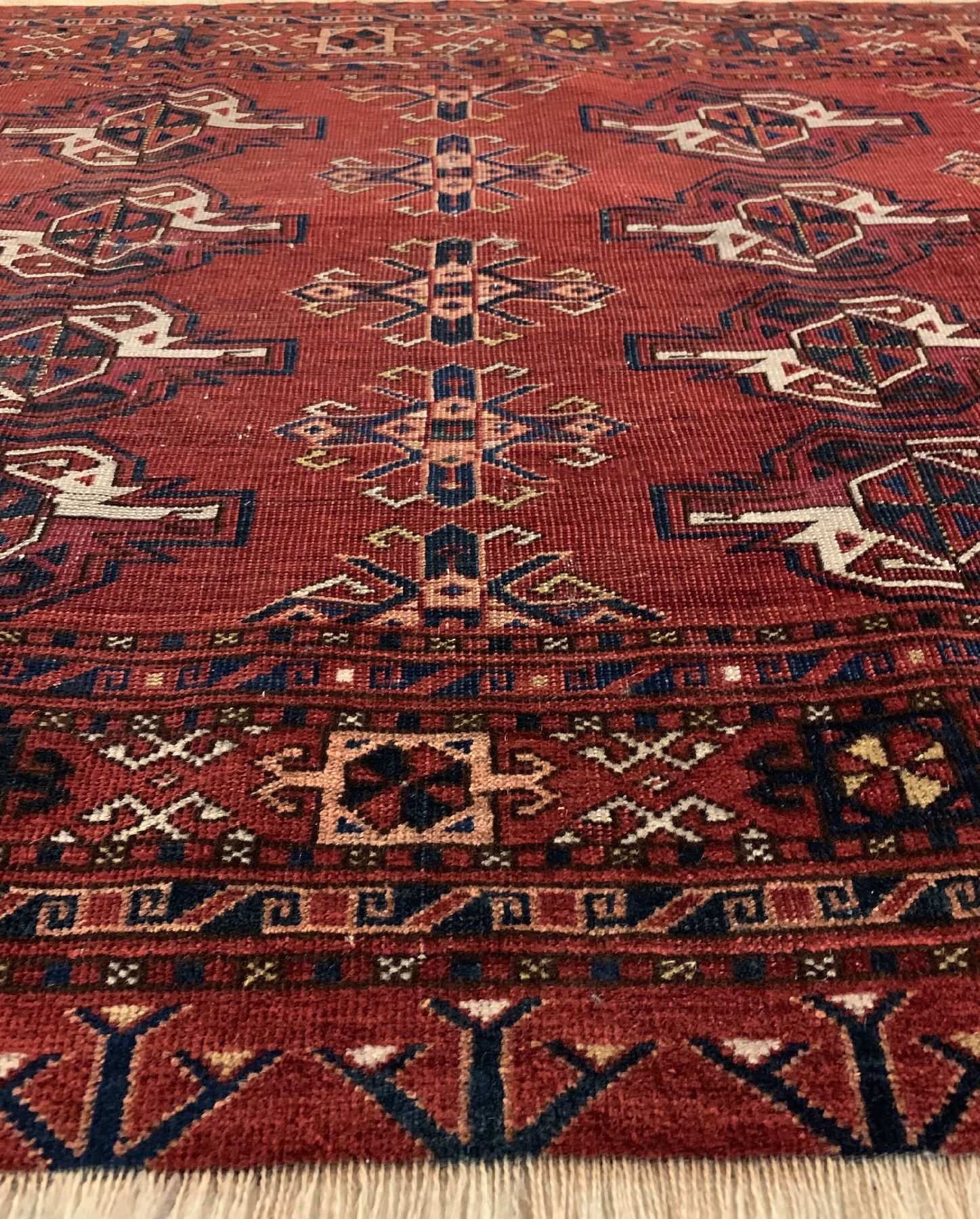 Detail c: Antiker Kisilayak Tschowal, Turkmenistan, 19 Jhd., Wolle geknüpft auf Wolle, ca. 137 x 83 cm, EHZ: 4(Alters und Gebrauchsspuren)