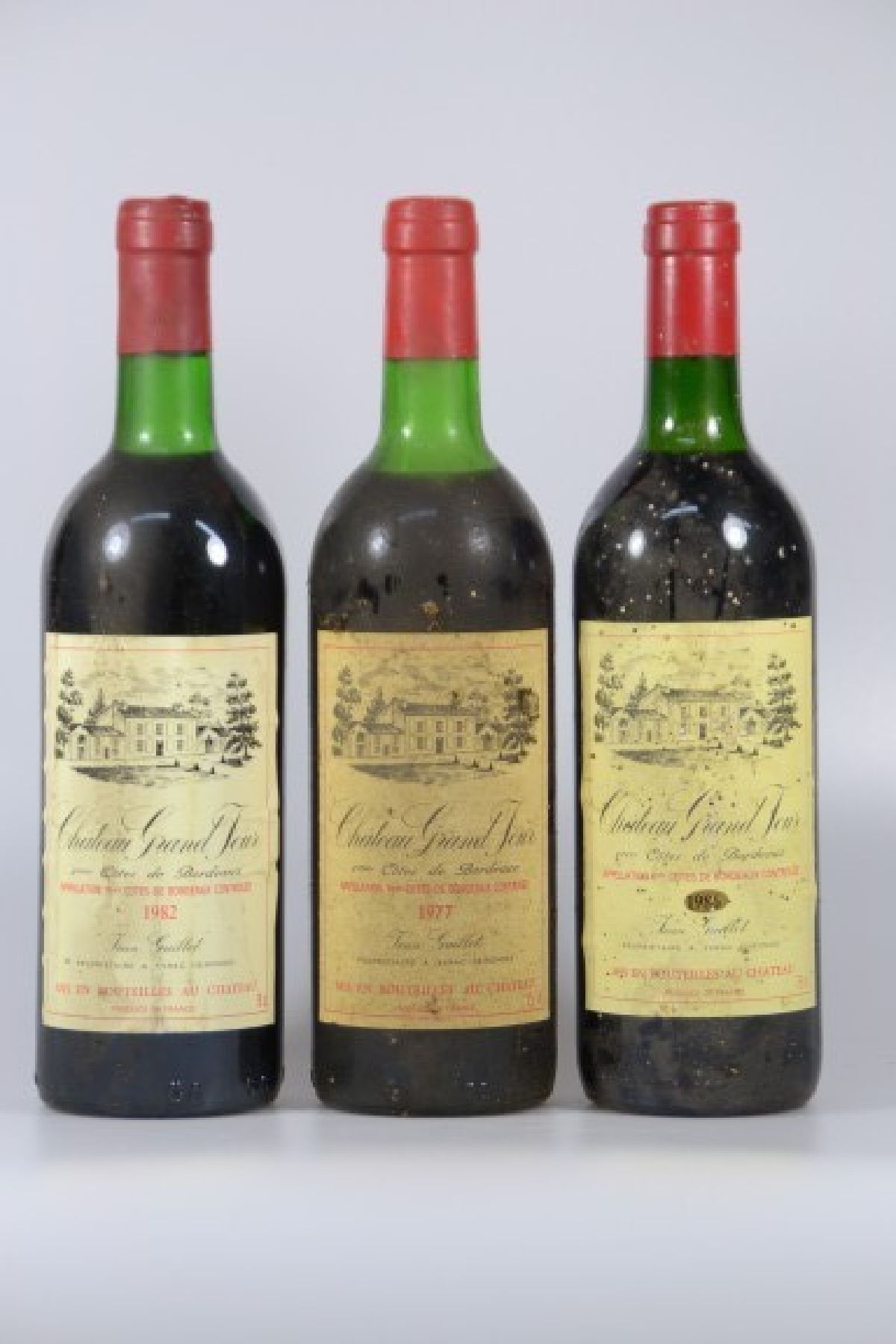 11 Fl. Chateau Grand Jour, 7x 1982 u. 4x 1977, 1eres Cotes de Bordeaux, Jean Guillot, 75cl, mid shoulder bis top shoulder, Alters- und Gebr.-spuren, ...