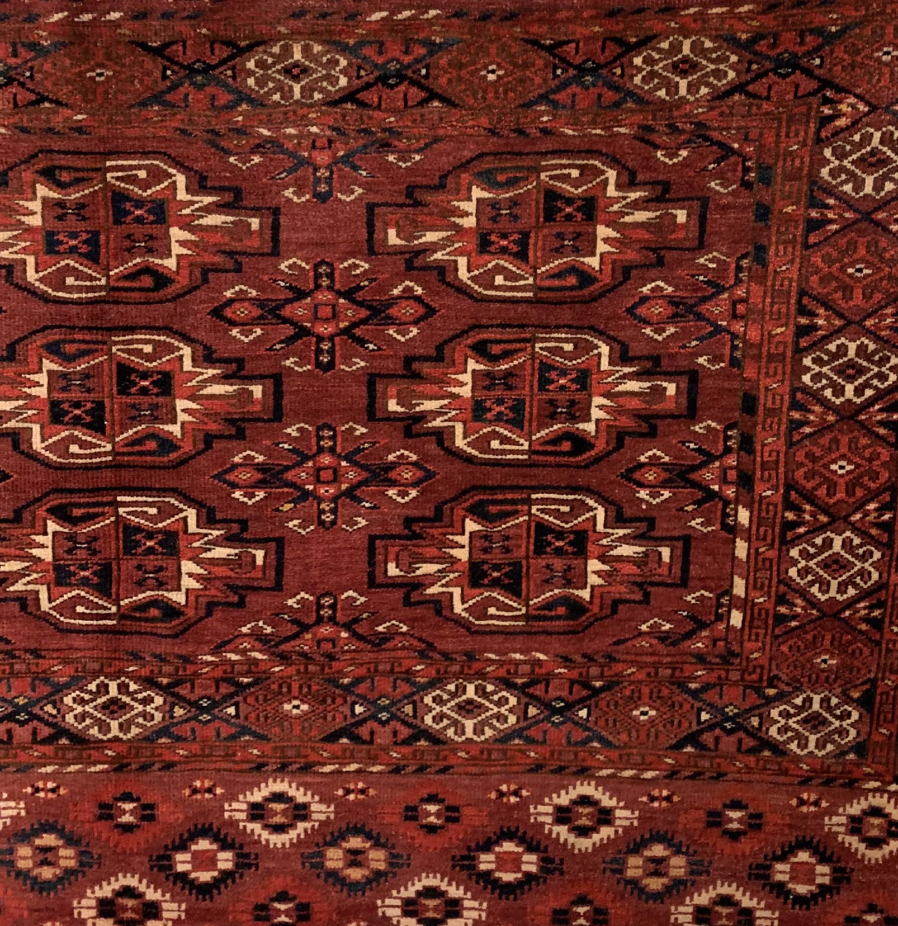 Detail b: Antiker Kisilayak Tschowal, Turkmenistan, 19 Jhd., Wolle geknüpft auf Wolle, ca. 143 x 90 cm, EHZ: 2-3(guter Zustand).