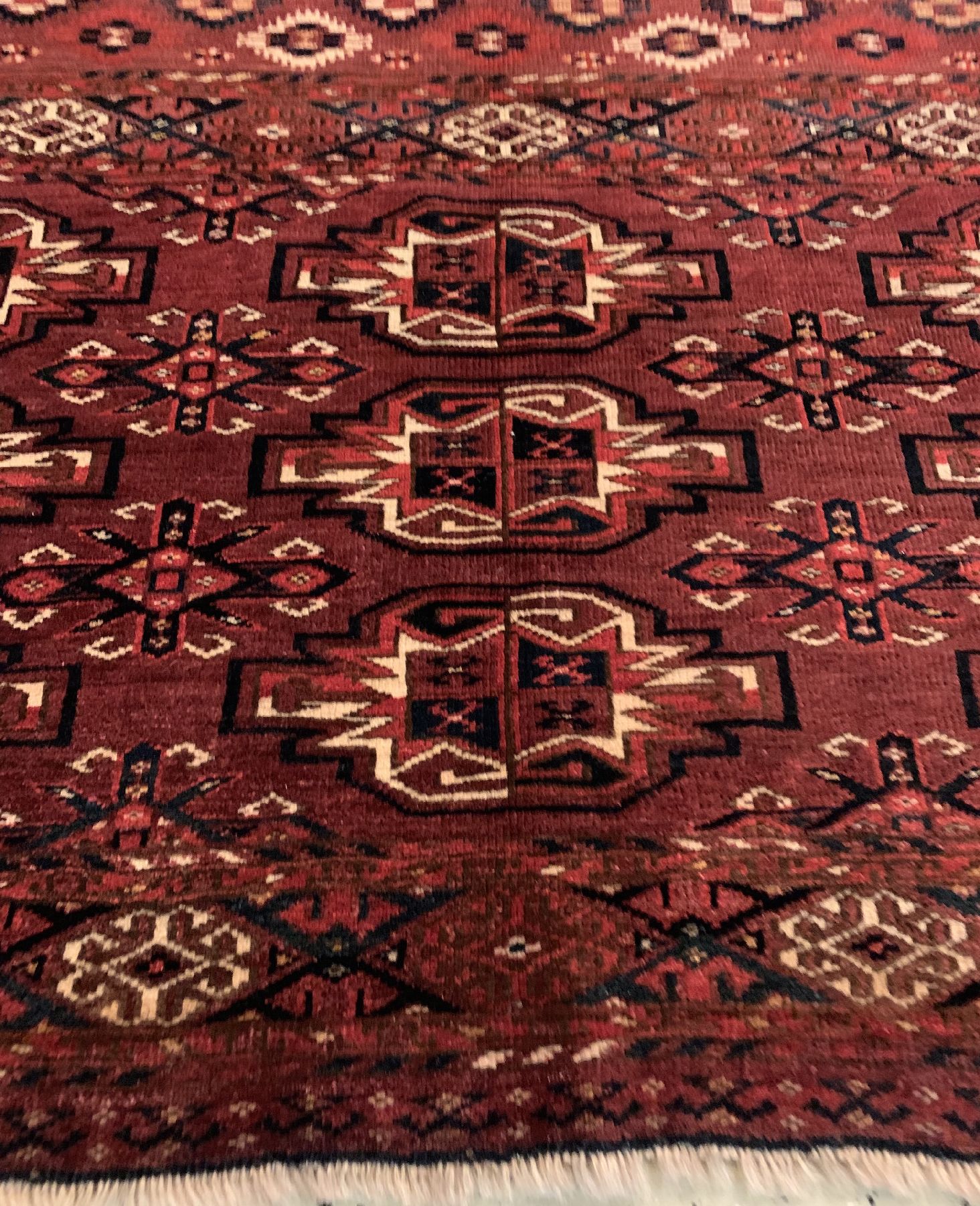 Detail c: Antiker Kisilayak Tschowal, Turkmenistan, 19 Jhd., Wolle geknüpft auf Wolle, ca. 143 x 90 cm, EHZ: 2-3(guter Zustand).