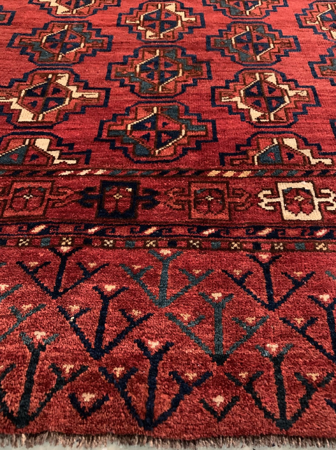Detail c: Antiker Ersari Tschowal, Turkmenistan, 19 Jhd., Wolle geknüpft auf Wolle, ca. 122 x 100 cm, EHZ: 2-3(guter Zustand)