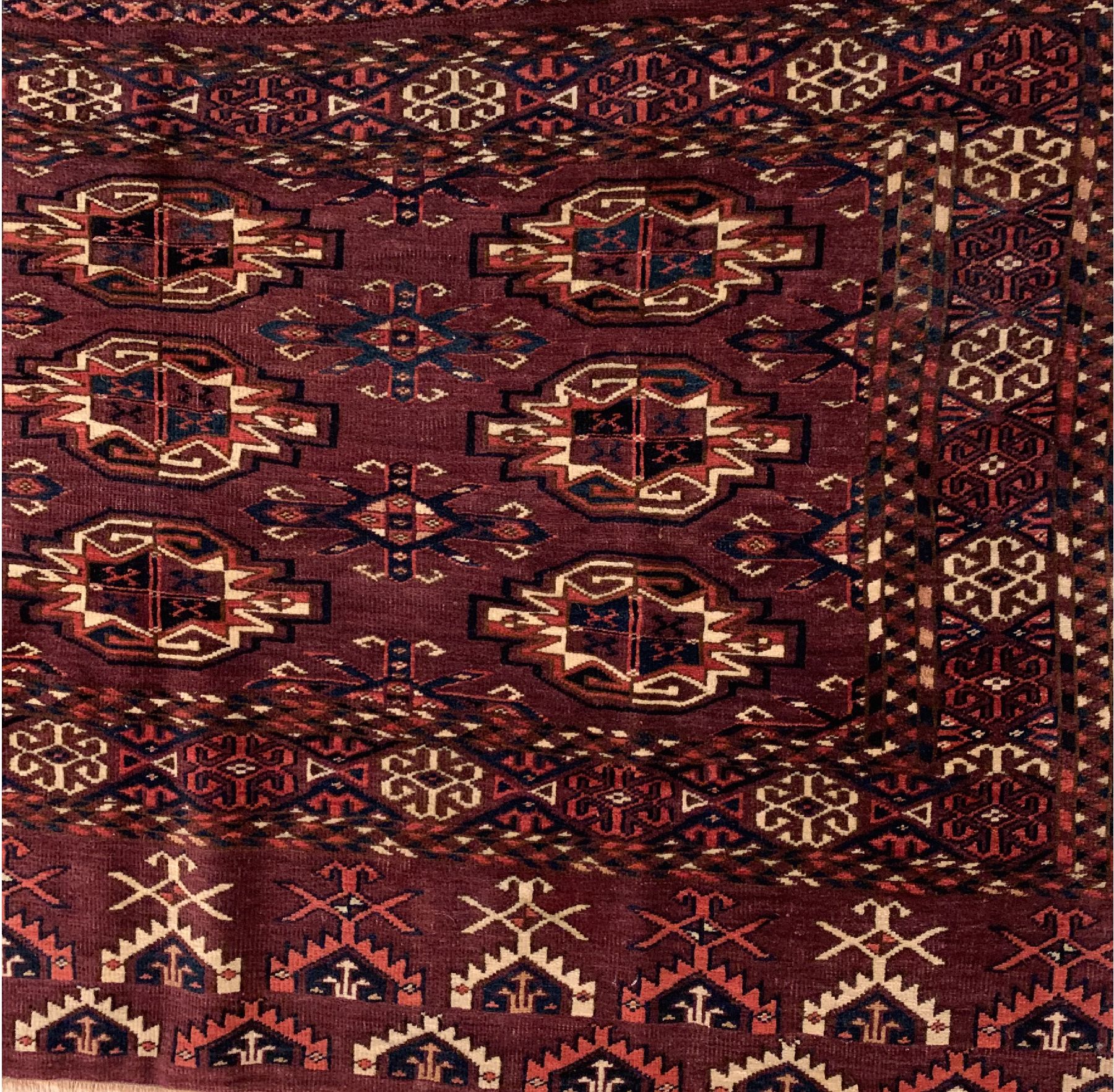 Detail b: Antiker Kisilayak Tschowal, Turkmenistan, 19 Jhd., Wolle geknüpft auf Wolle, ca. 133 x 84 cm, EHZ: 3(Altersbedingt guter Zustand)