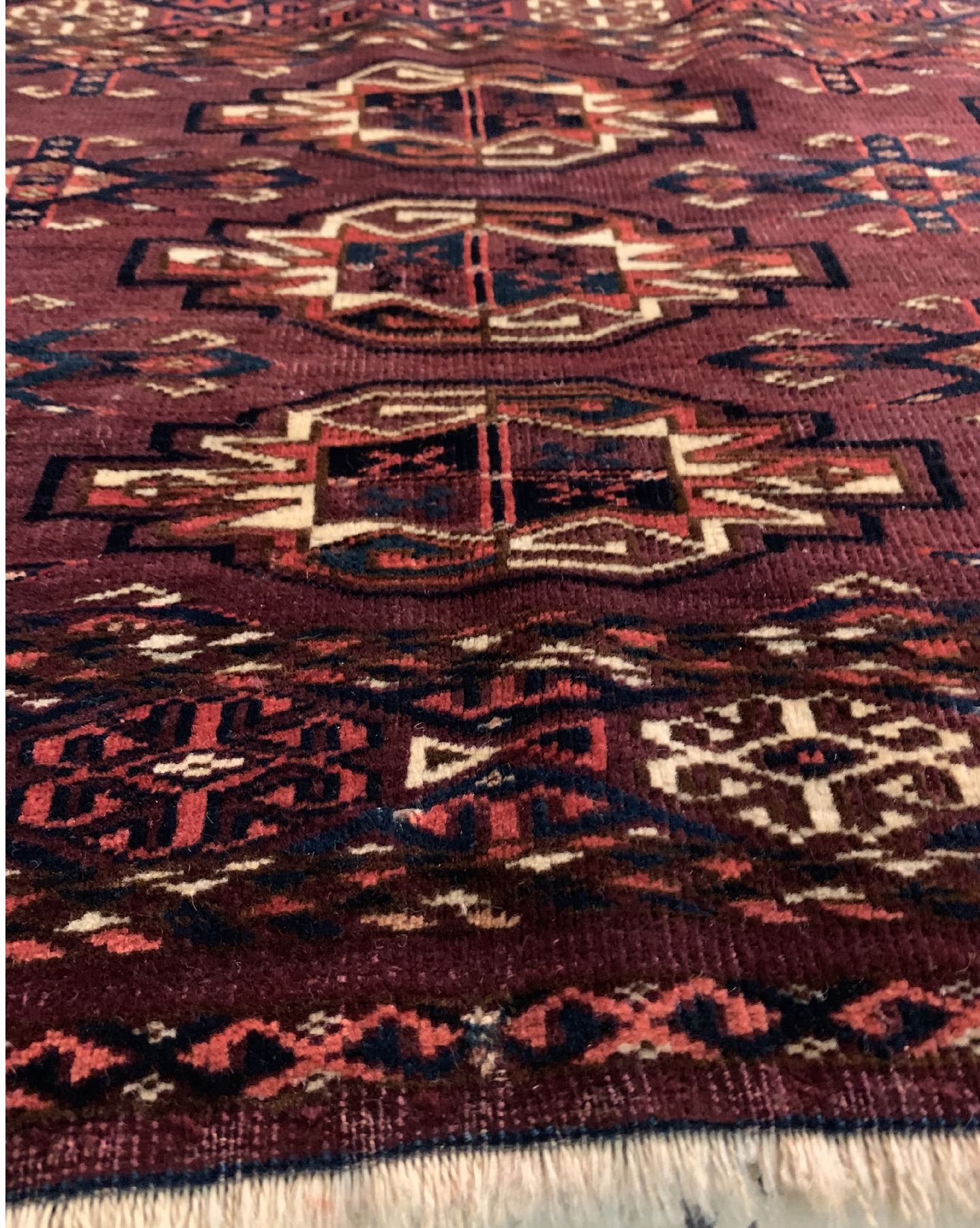 Detail c: Antiker Kisilayak Tschowal, Turkmenistan, 19 Jhd., Wolle geknüpft auf Wolle, ca. 133 x 84 cm, EHZ: 3(Altersbedingt guter Zustand)