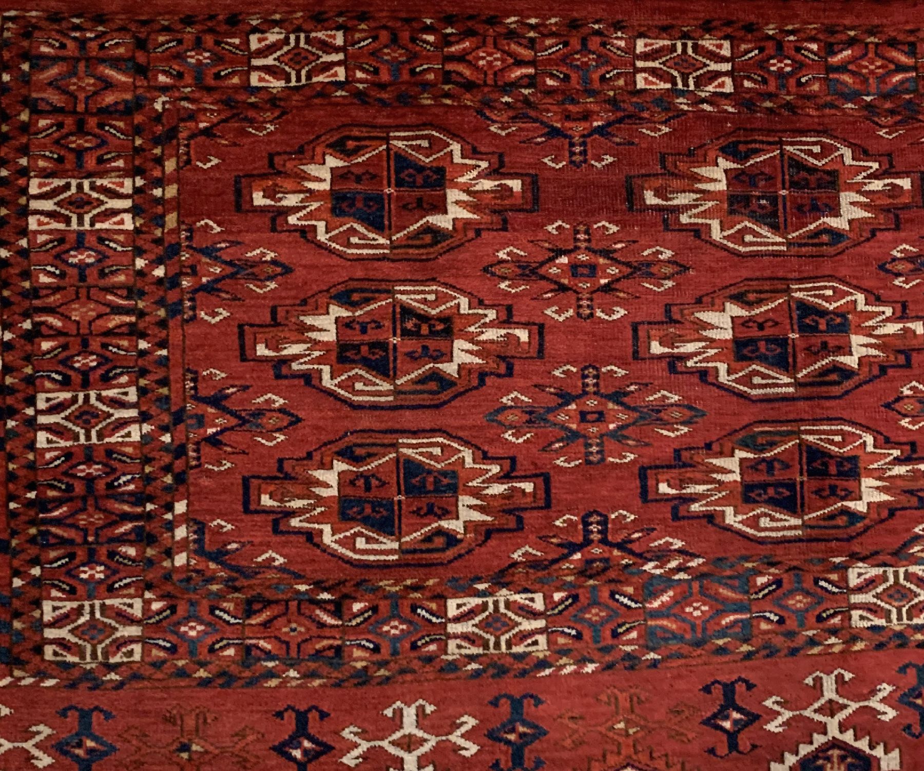 Detail b: Antiker Kisilayak Tschowal, Turkmenistan, 19 Jhd., Wolle geknüpft auf Wolle, ca. 150 x 82 cm, EHZ: 2(guter Zustand).