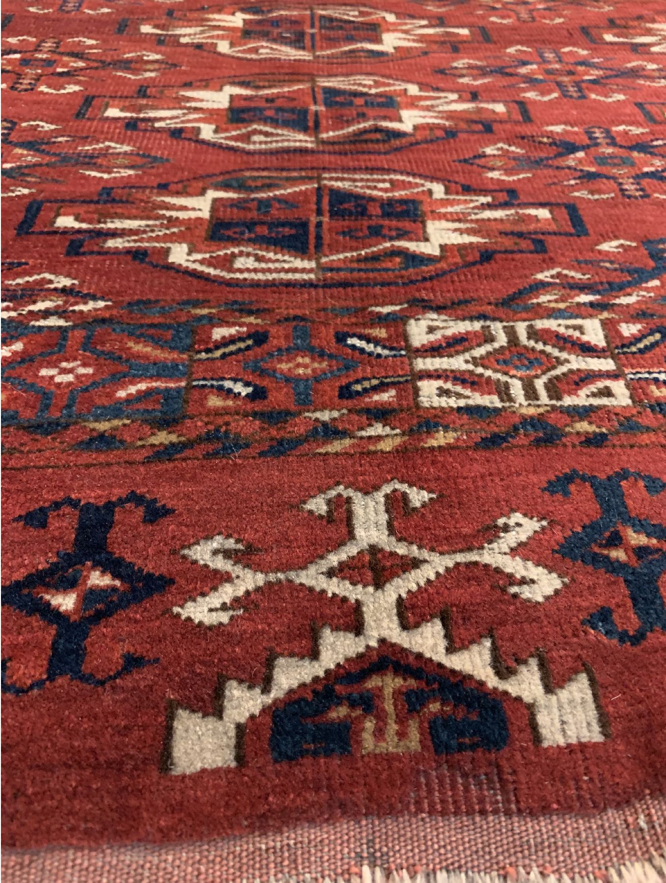Detail c: Antiker Kisilayak Tschowal, Turkmenistan, 19 Jhd., Wolle geknüpft auf Wolle, ca. 150 x 82 cm, EHZ: 2(guter Zustand).