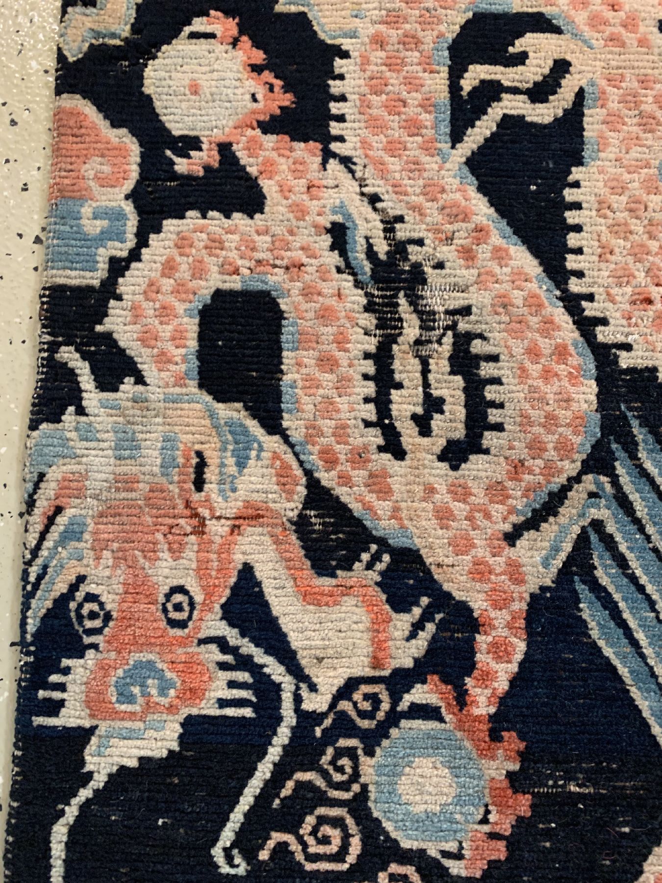 Detail b: Schigatse (Drachen), Tibet, um 1900, Wolle geknüpft auf Baumwolle, ca. 67 x 56 cm, EHZ: 3