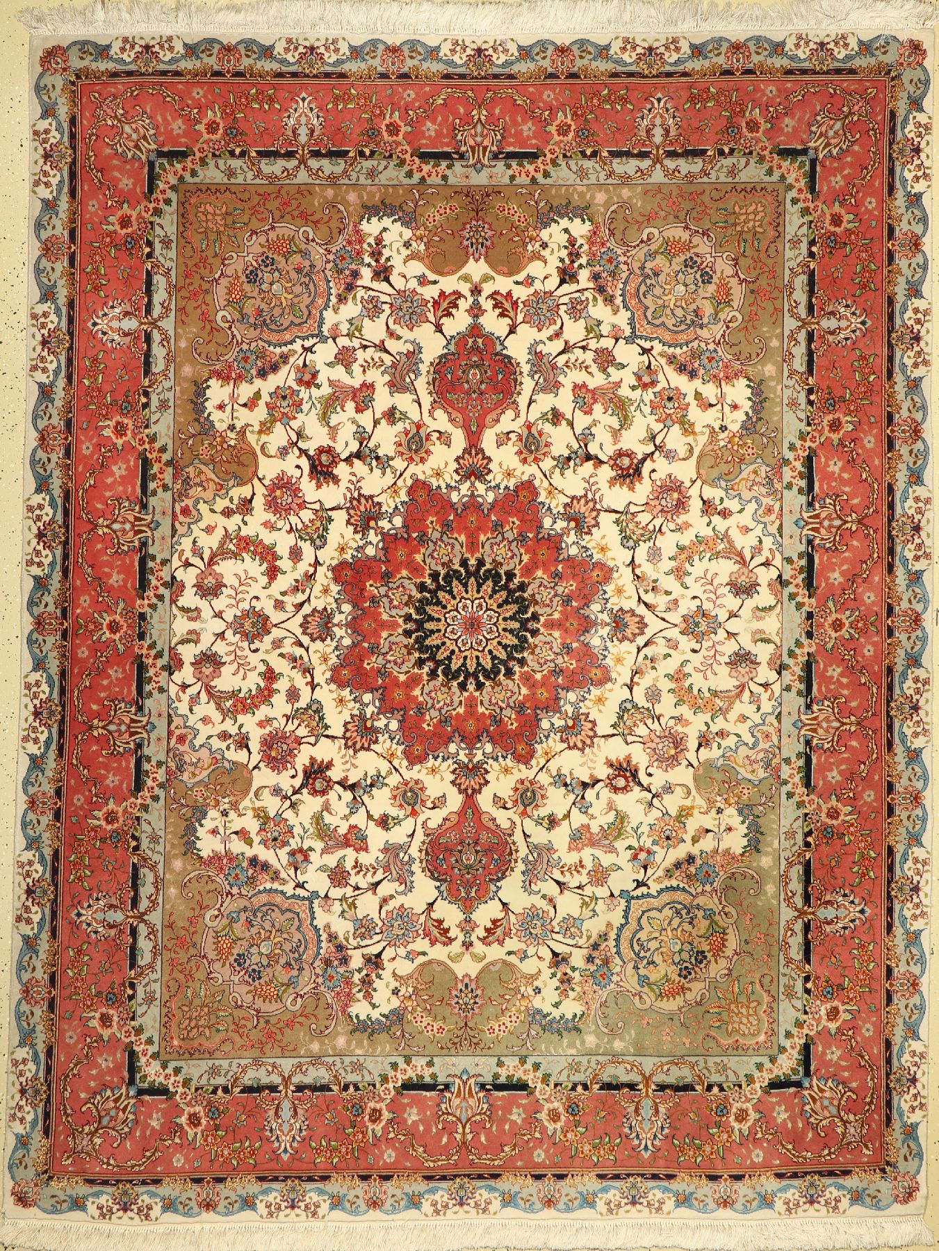 Täbriz fein (60Raj), Persien, ca. 40 Jahre,Korkwolle mit und auf Seide, ca. 256 x 196 cm,EHZ: 2(guter Zustand)