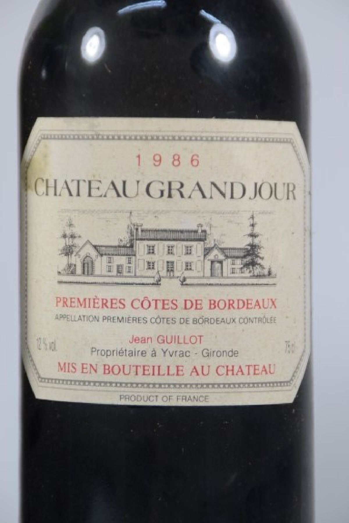 Detail a: 11 Fl. 1986 Chateau Grand Jour, 1eres Cotes de Bordeaux, Jean Guillot, 75cl, mid shoulder bis top shoulder, Alters- und Gebr.-spuren, nicht ...