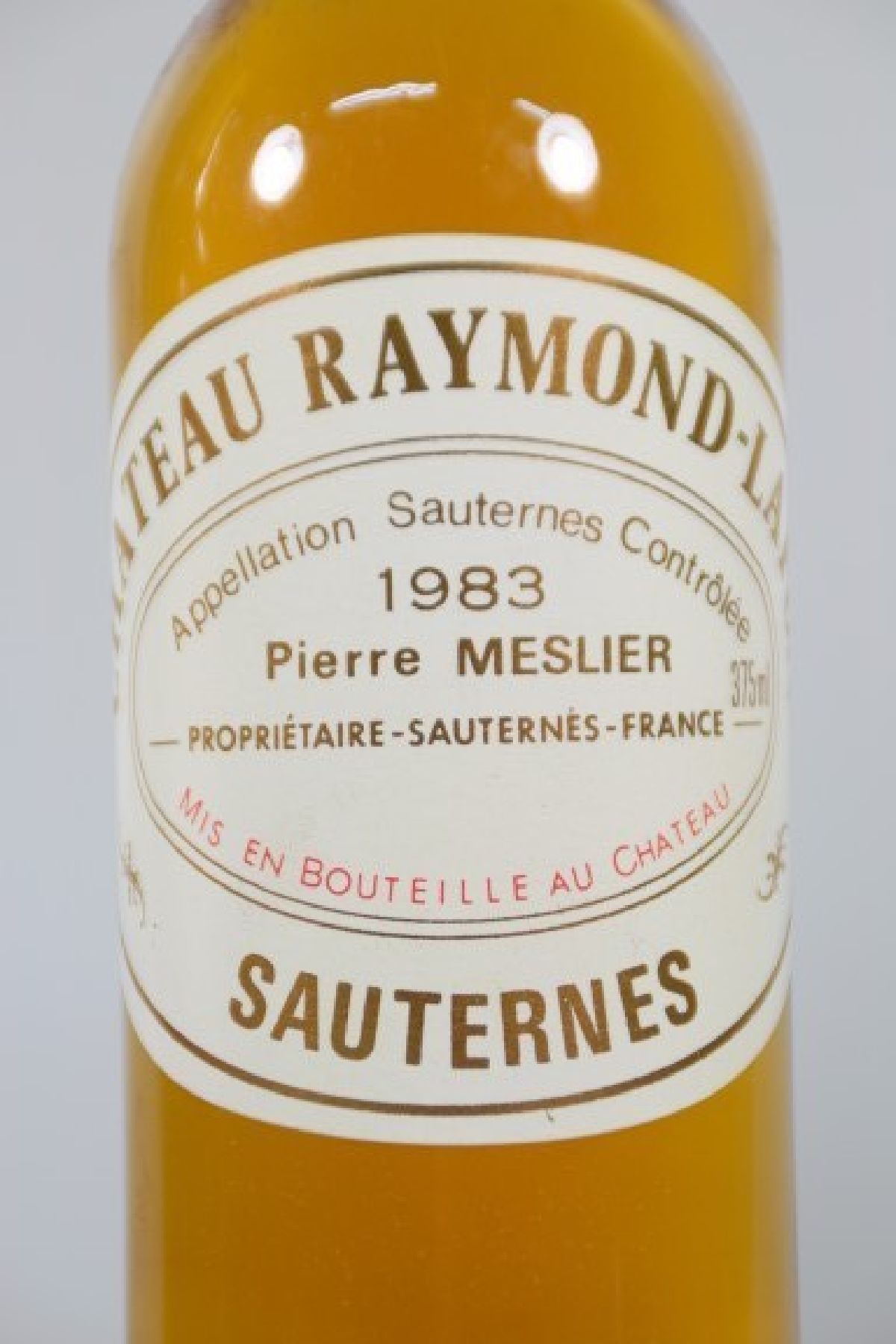 Detail a: 5 Fl. 1983 Chateau Raymond-Lafon, Sauternes, Pierre Meslier, 375 ml, top shoulder, nicht verkostet, aus einer Weinkellerauflösung