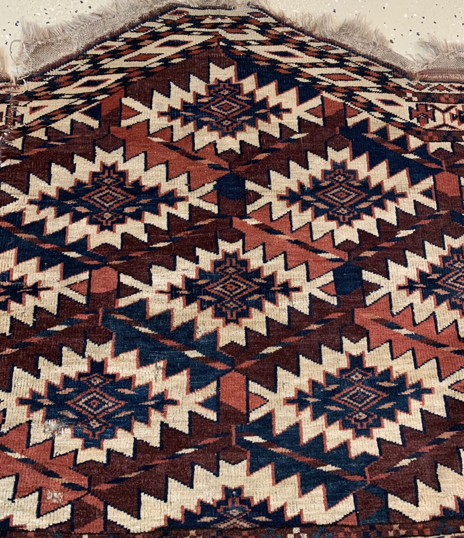 Detail a: Antiker Yomud Asmalyk, Turkmenistan, 19 Jhd., Wolle geknüpft auf Wolle, ca. 120 x 68 cm, EHZ:(Altersbedingter Zustand).