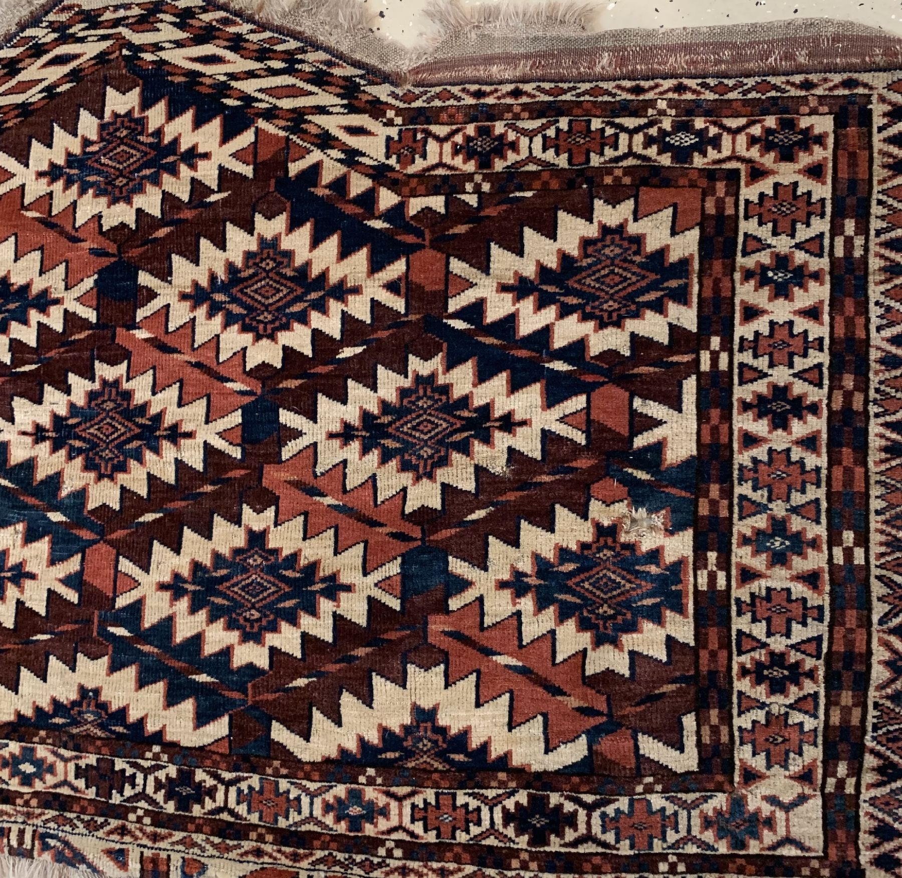 Detail b: Antiker Yomud Asmalyk, Turkmenistan, 19 Jhd., Wolle geknüpft auf Wolle, ca. 120 x 68 cm, EHZ:(Altersbedingter Zustand).