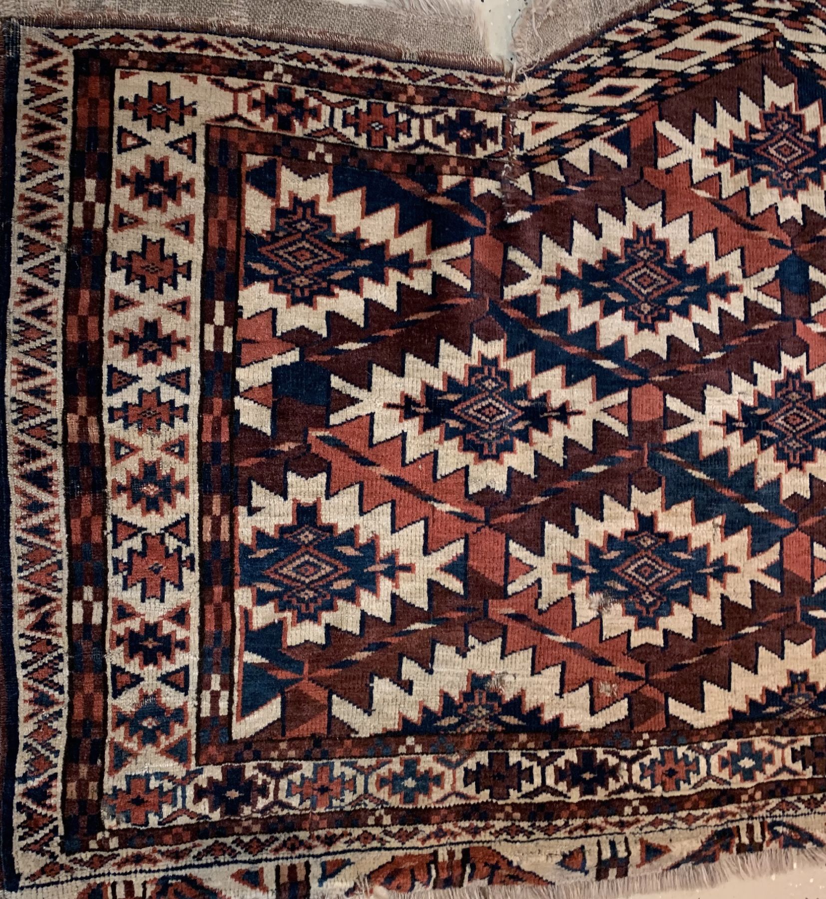 Detail c: Antiker Yomud Asmalyk, Turkmenistan, 19 Jhd., Wolle geknüpft auf Wolle, ca. 120 x 68 cm, EHZ:(Altersbedingter Zustand).