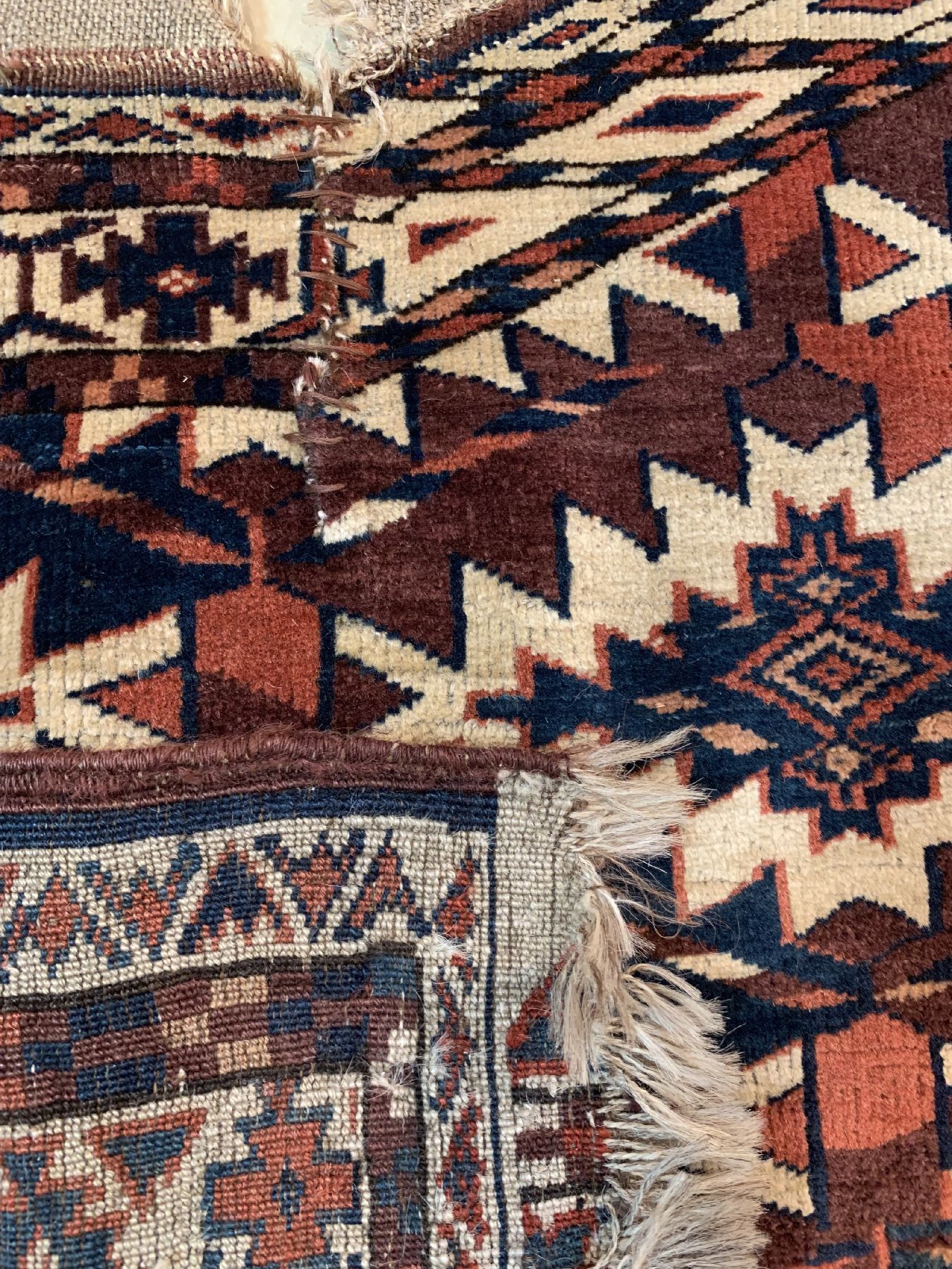 Detail d: Antiker Yomud Asmalyk, Turkmenistan, 19 Jhd., Wolle geknüpft auf Wolle, ca. 120 x 68 cm, EHZ:(Altersbedingter Zustand).