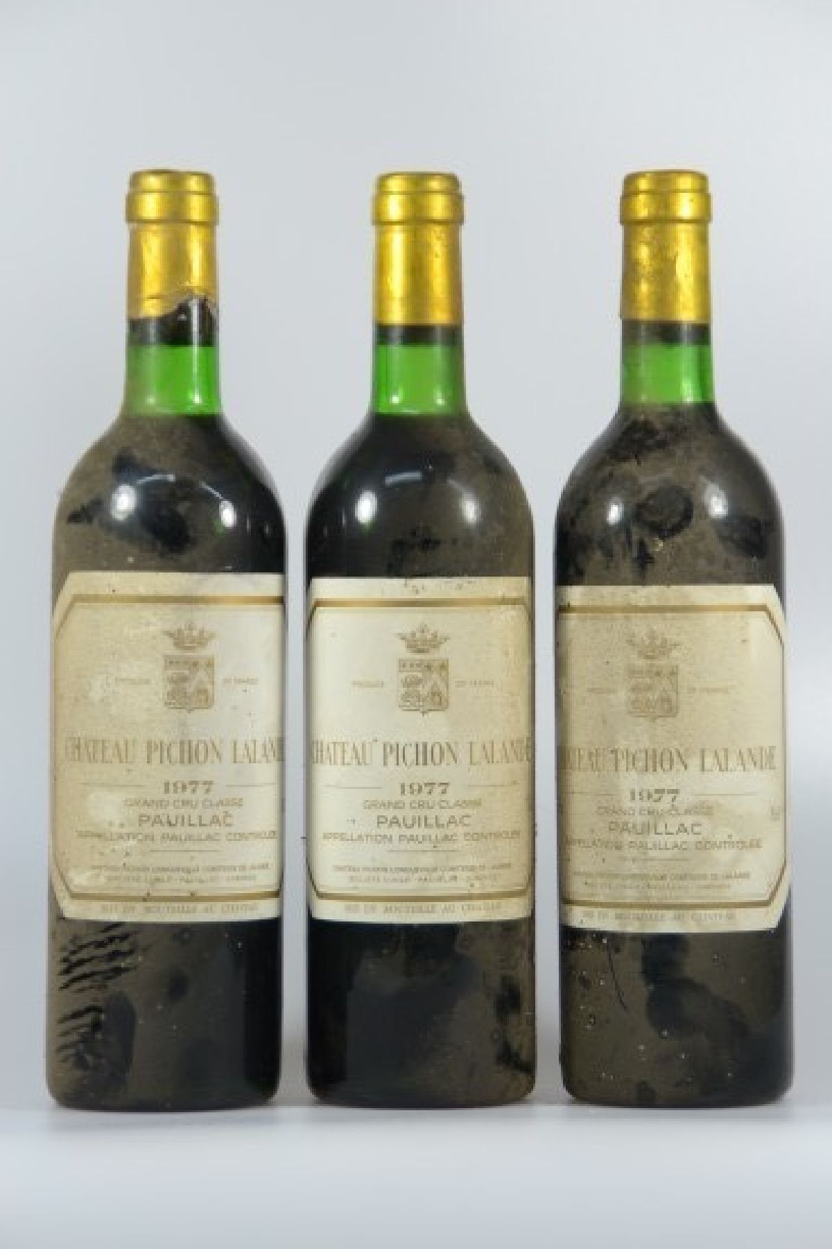 3 Fl. 1977 Chateau Pichon Lalande, Grand Cru Classe, Pauillac, 75 cl, Kapsel l. besch., Alters- und Gebrauchsspuren, nicht verkostet, aus einer ...