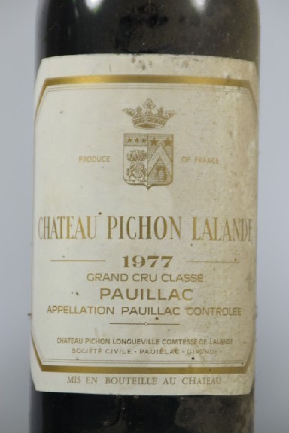 Detail a: 3 Fl. 1977 Chateau Pichon Lalande, Grand Cru Classe, Pauillac, 75 cl, Kapsel l. besch., Alters- und Gebrauchsspuren, nicht verkostet, aus einer ...