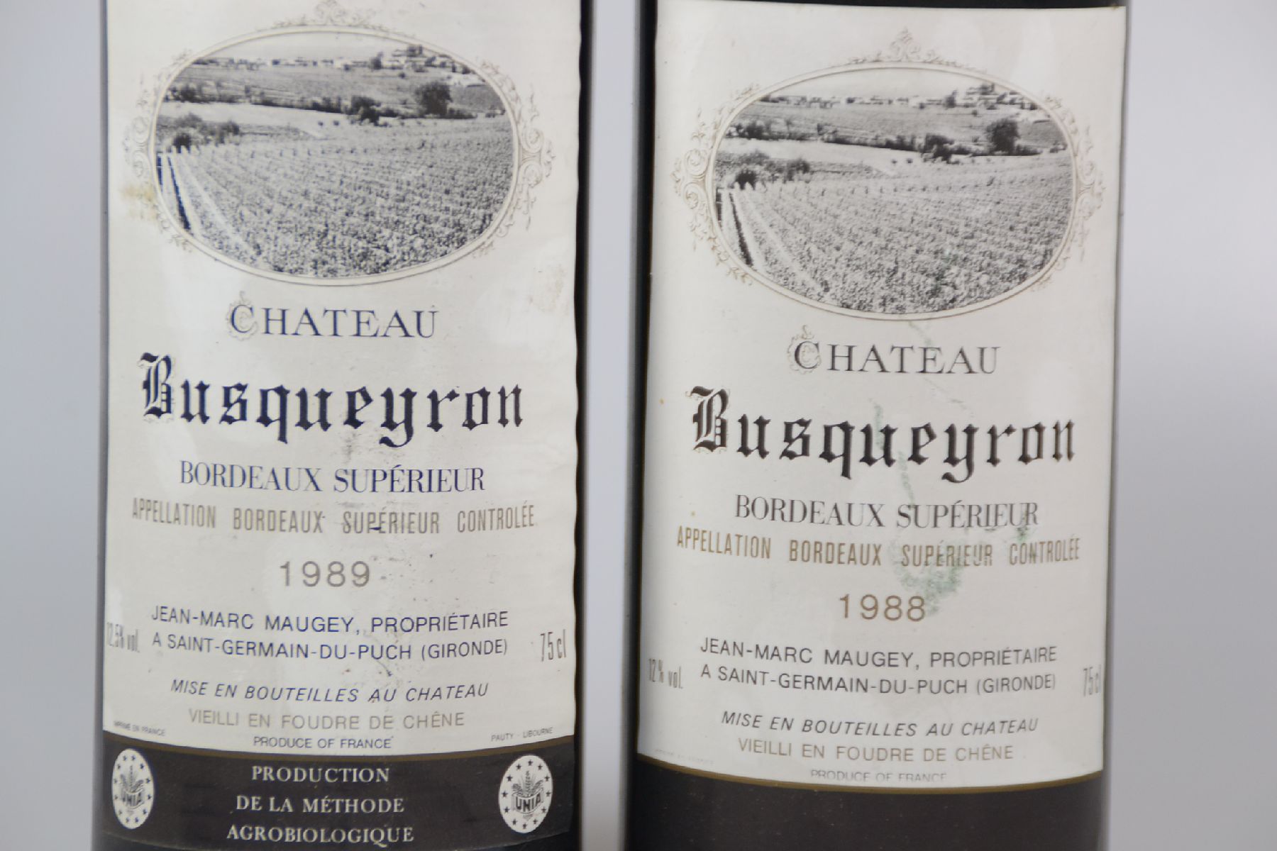 Detail a: 15 Fl. Chateau Busqueyron, Bordeaux Superieur: 13 x 1989 und 2 x 1988, Jean-Marc Maugey, upper shoulder bis top shoulder, teilweise Etiketten fehlend ...