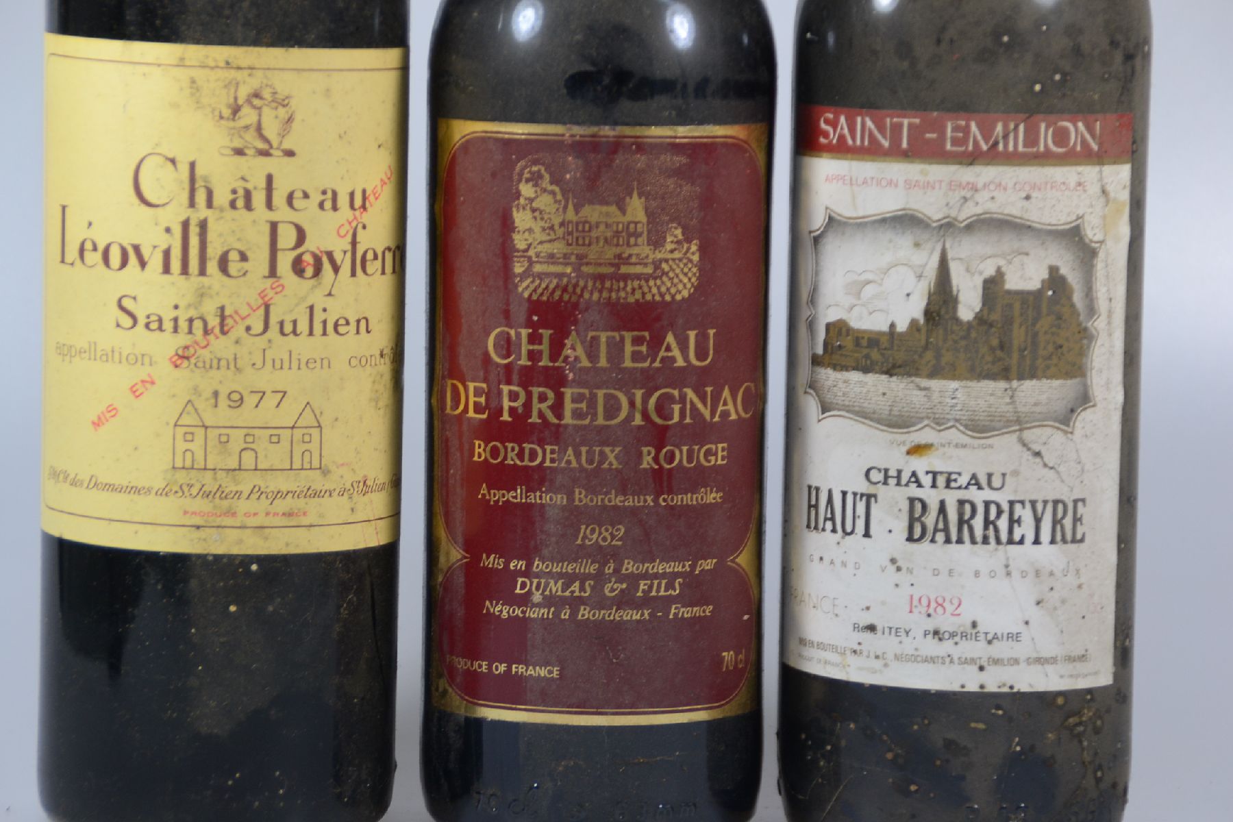 Detail d: 11 Flaschen Bordeaux: 1977 Chateau Léoville Poyferré, Saint Julien, ts; 1980 Ch. de Lucques, ts; 1982 Ch. Haut Barreyre, Saint Emilion, us; 1982 ...