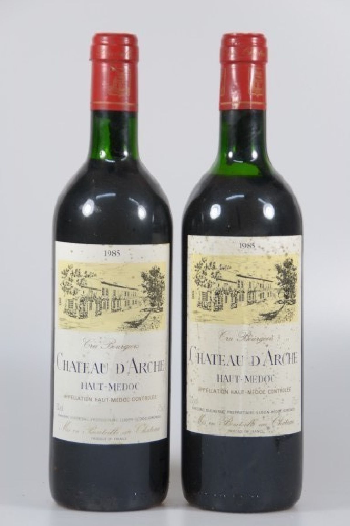 10 Fl. 1985 Chateau d'Arche, Haut Medoc, 75 cl, upper shoulder bis top shoulder, nicht verkostet, Alters- und Gebr.-spuren, aus einer ...