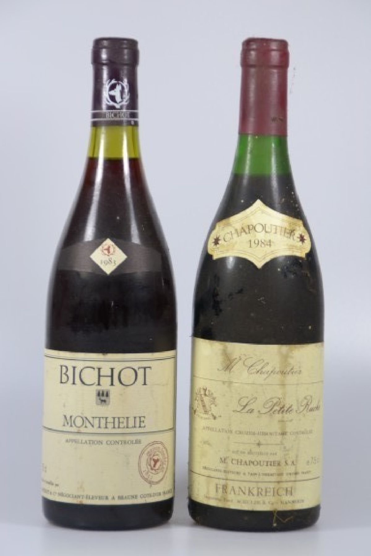 16 Flaschen Burgund: 13 Fl. 1983 Bichot, Monthelie und drei Flaschen 1984 Chapoutier, La Petite Ruche, alle 75 cl, nicht verkostet teilweise mit ...