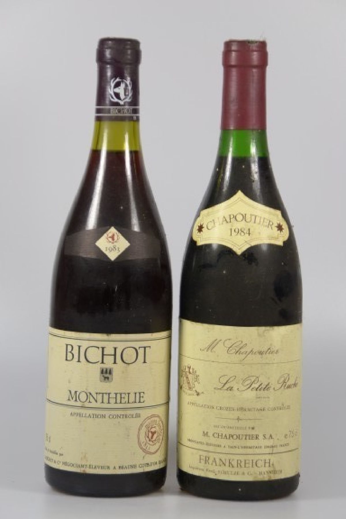 Detail a: 16 Flaschen Burgund: 13 Fl. 1983 Bichot, Monthelie und drei Flaschen 1984 Chapoutier, La Petite Ruche, alle 75 cl, nicht verkostet teilweise mit ...