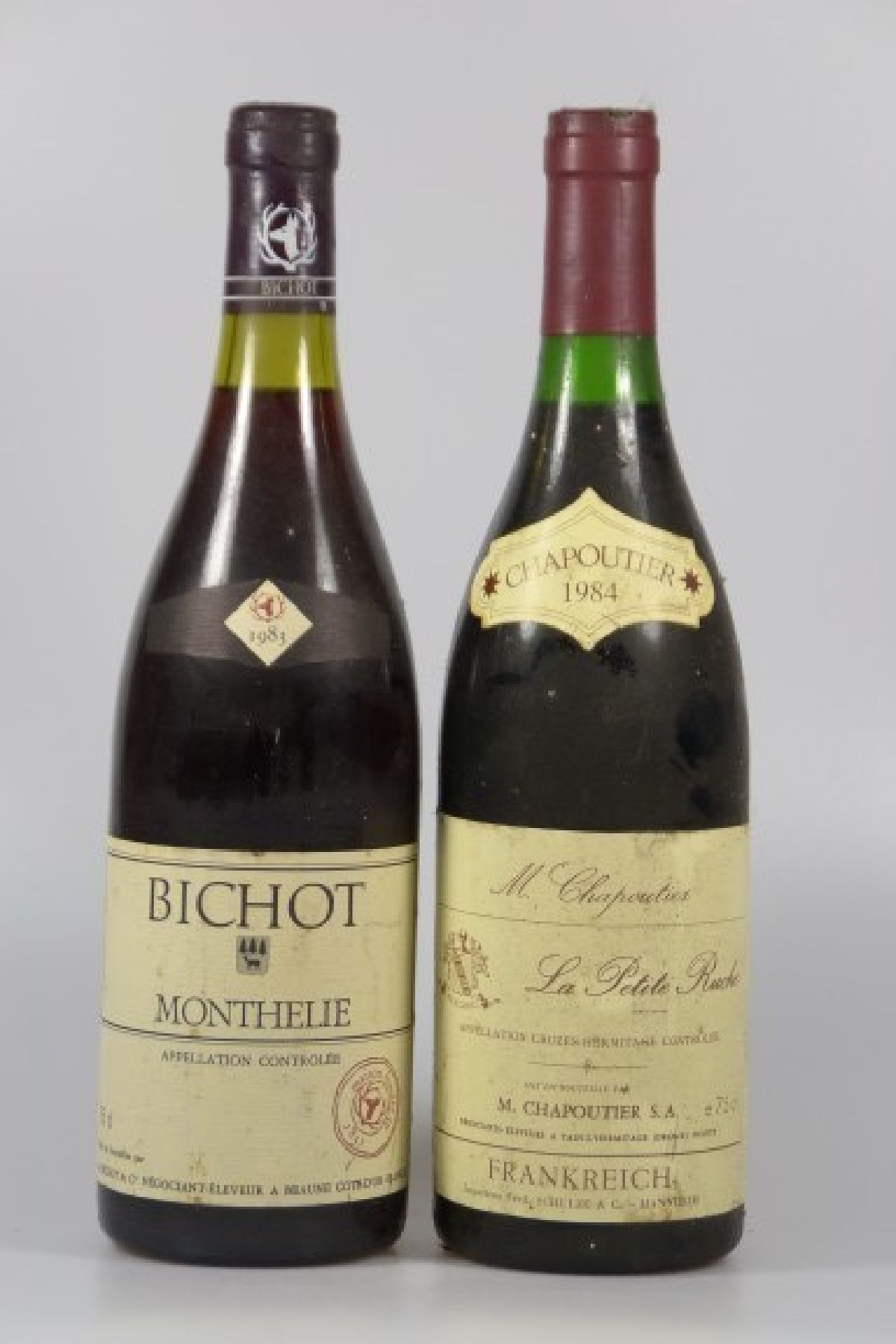 Detail b: 16 Flaschen Burgund: 13 Fl. 1983 Bichot, Monthelie und drei Flaschen 1984 Chapoutier, La Petite Ruche, alle 75 cl, nicht verkostet teilweise mit ...