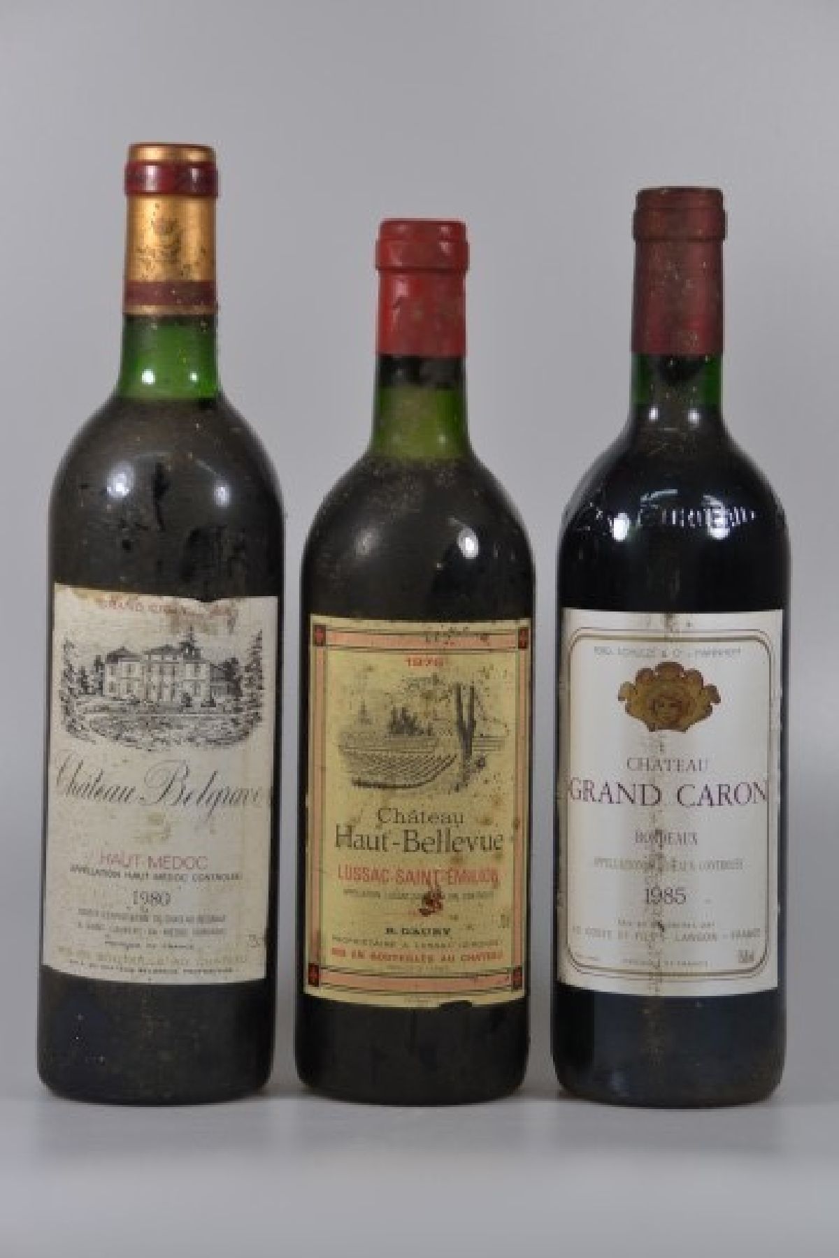 16 Flaschen Bordeaux: 3 Fl. 1976, Ch. Haut-Bellevue, Saint Emilion; 3 Fl. 1980 Ch. Bellegrave, Haut Medoc; 10 Fl. 1985 Ch. Grand Caron, Bordeaux, ...