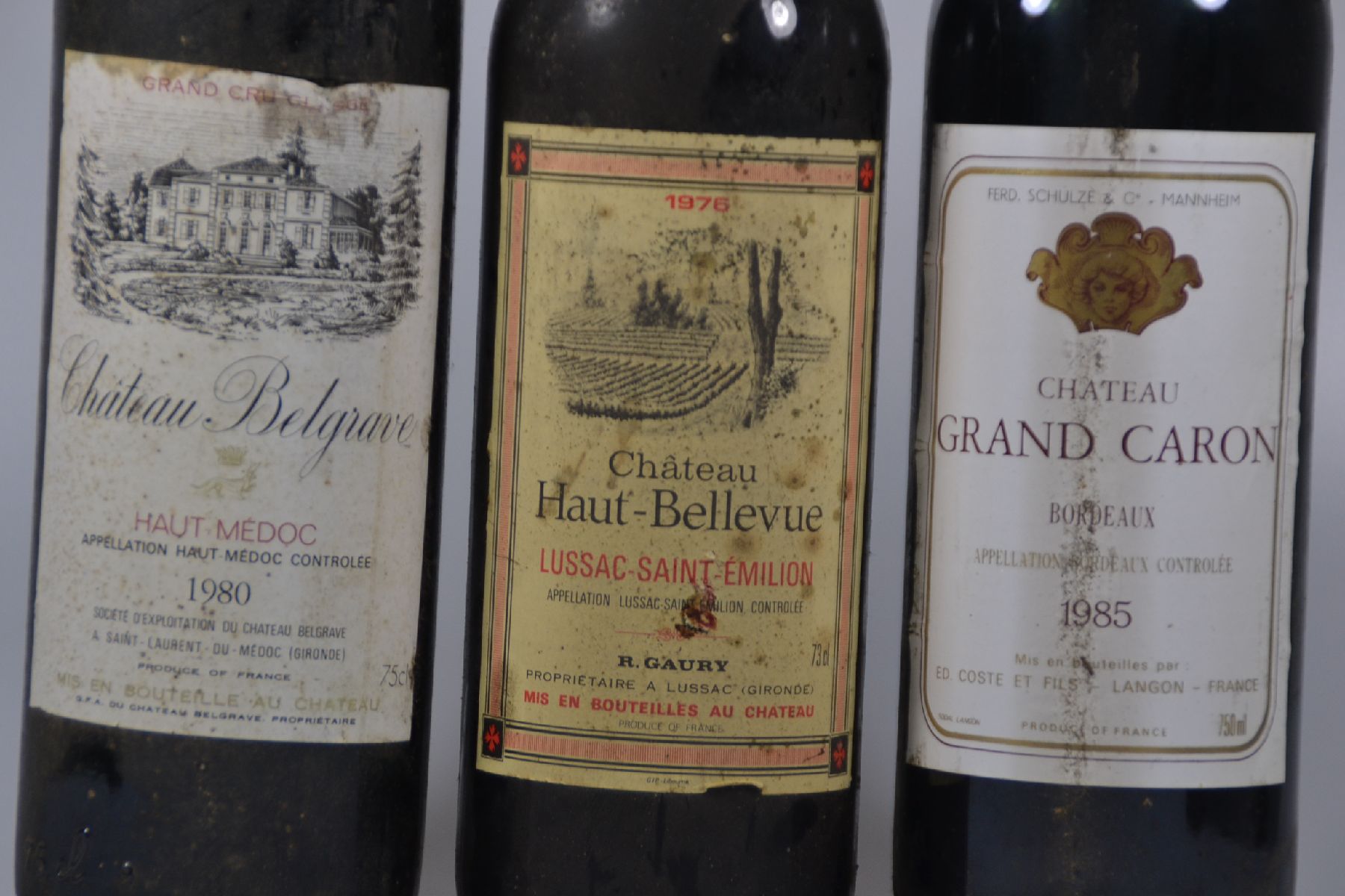 Detail a: 16 Flaschen Bordeaux: 3 Fl. 1976, Ch. Haut-Bellevue, Saint Emilion; 3 Fl. 1980 Ch. Bellegrave, Haut Medoc; 10 Fl. 1985 Ch. Grand Caron, Bordeaux, ...