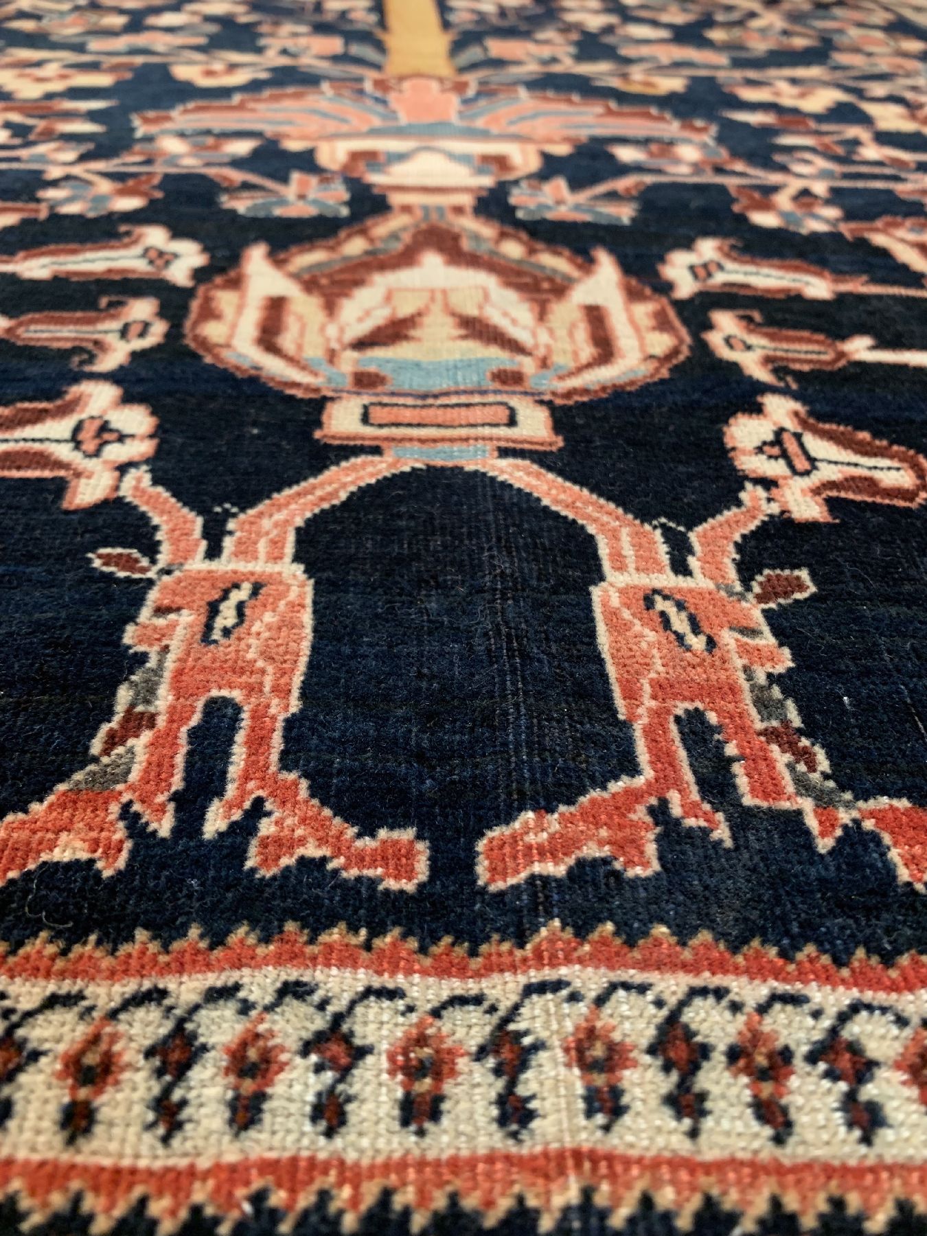 Detail e: Antiker Sarogh Farahan, Persien, um 1900, Wolle geknüpft auf Baumwolle, ausgefallener Farahan mit Baummotiv, ca, 198 x 130 cm, EHZ: 3 ...