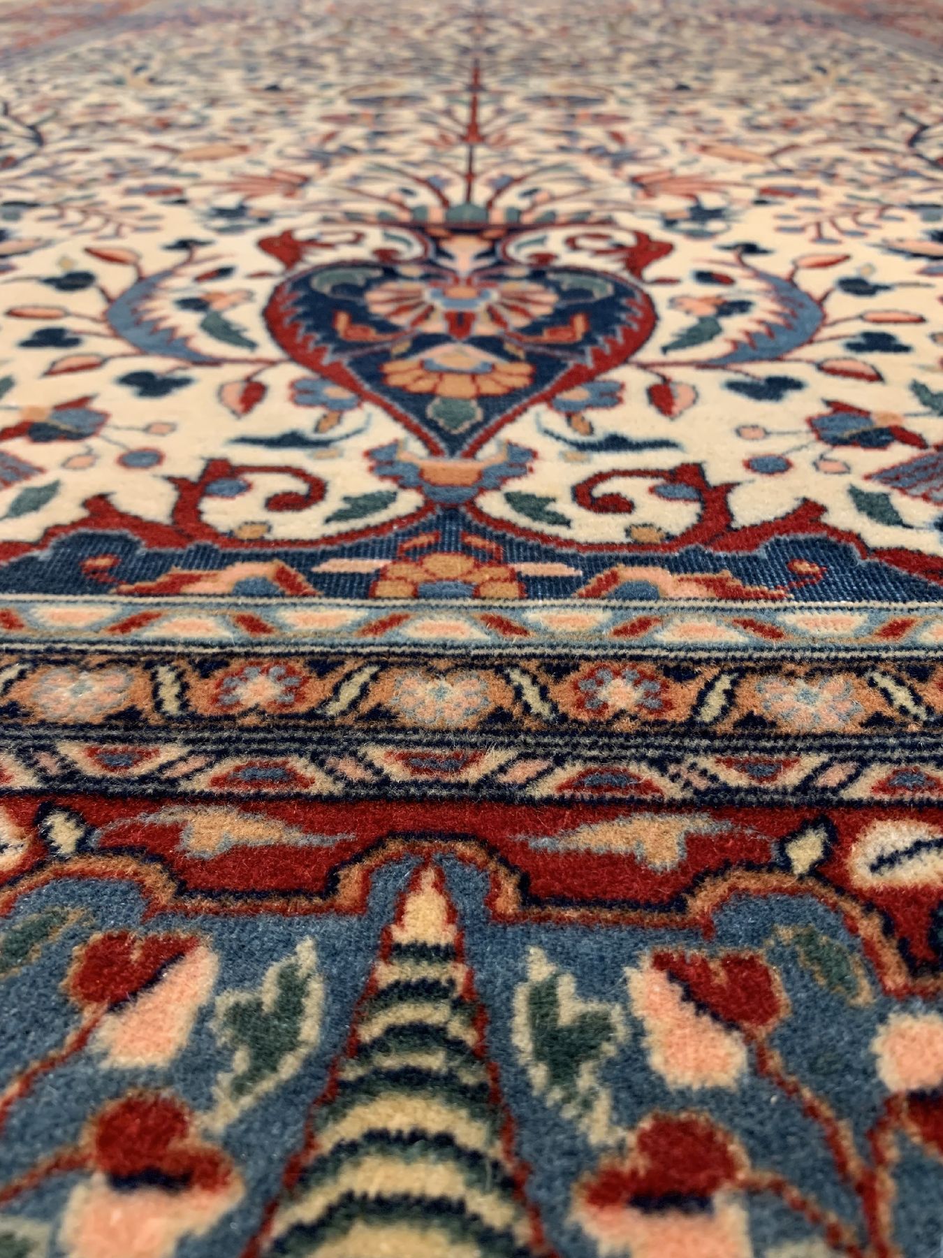 Detail e: Antiker Keschan Dabir Sanayeh, Persien,um 1910, Korkwolle geknüpft auf Baumwolle, ca, 205 x 125 cm, EHZ:2-3(guter Zustand).