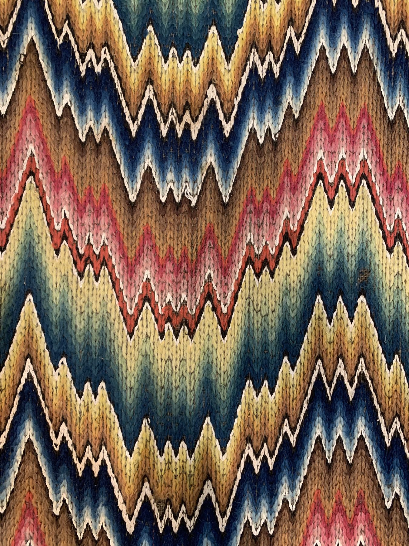 Detail b: Bargello "Wandbehang" Stickerei antik(Flammen Muster, Italien, 19.Jhd, Wolle mit weißen Baumwoll-Highlights gestickt auf ...