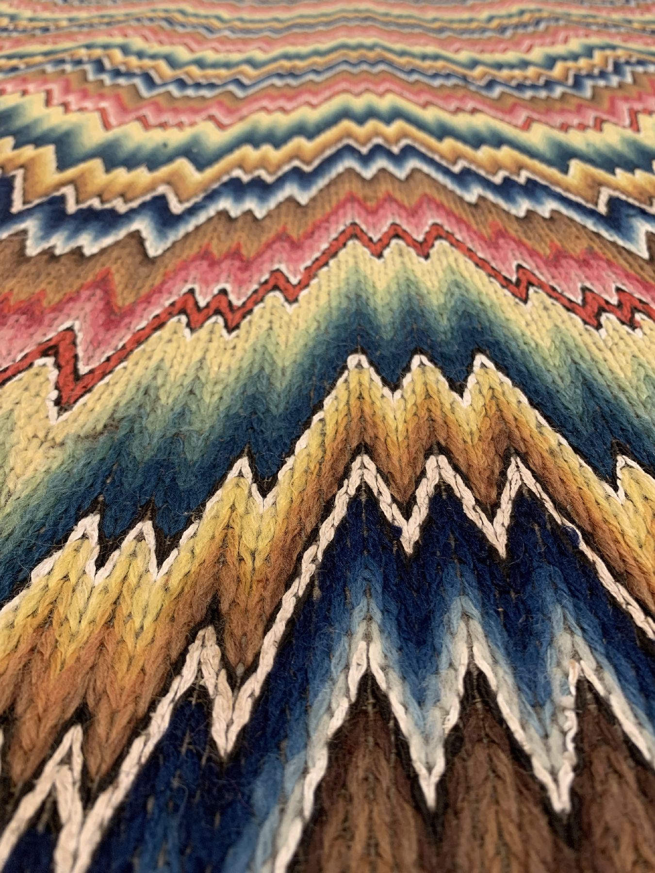 Detail c: Bargello "Wandbehang" Stickerei antik(Flammen Muster, Italien, 19.Jhd, Wolle mit weißen Baumwoll-Highlights gestickt auf ...