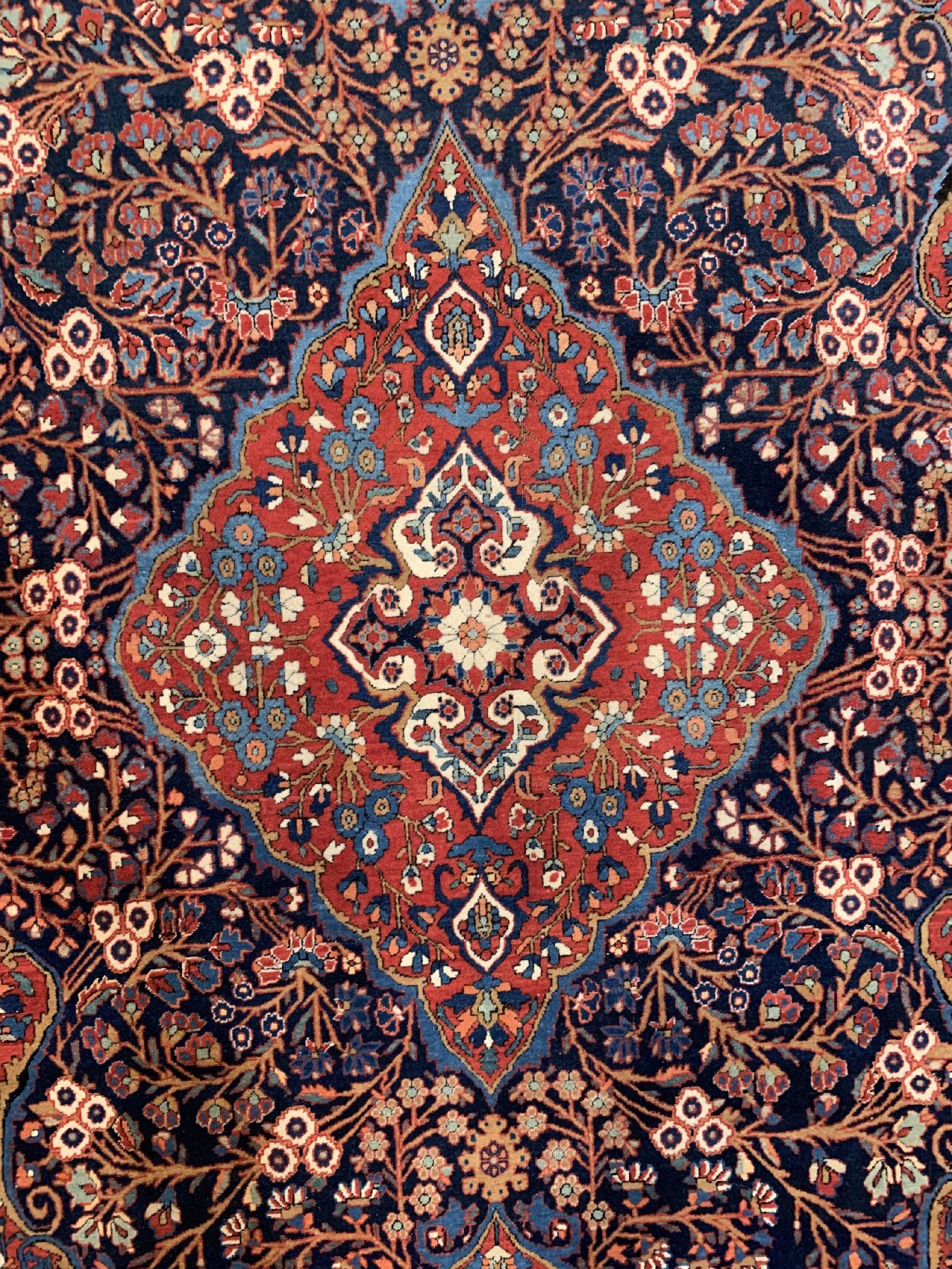 Detail b: Feiner Keschan Ateschoghlou, Zentralpersien, um 1900, Korkwolle geknüpft auf Baumwolle, Ateschoghlou Teppiche zeichnen sich durch hervorragende ...