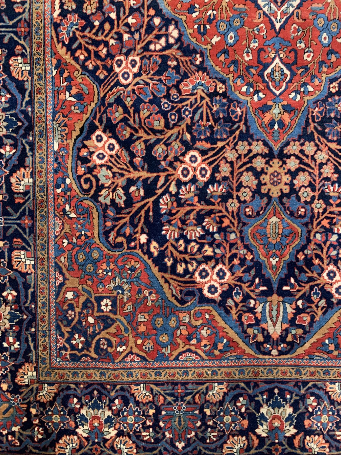 Detail c: Feiner Keschan Ateschoghlou, Zentralpersien, um 1900, Korkwolle geknüpft auf Baumwolle, Ateschoghlou Teppiche zeichnen sich durch hervorragende ...