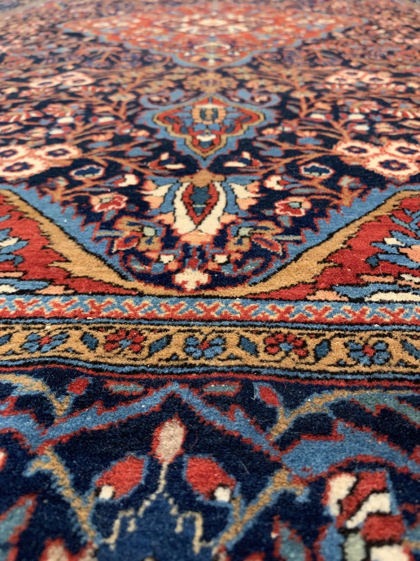 Detail e: Feiner Keschan Ateschoghlou, Zentralpersien, um 1900, Korkwolle geknüpft auf Baumwolle, Ateschoghlou Teppiche zeichnen sich durch hervorragende ...