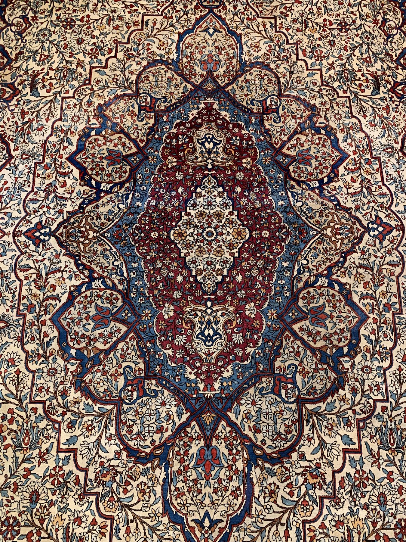 Detail a: Seltener feiner Keschan Mohtascham, Persien, Ende 19.Jhd. Korkwolle geknüpft auf Baumwolle, hellgrundiger Mohtascham mit floralem Medallion umrahmt ...