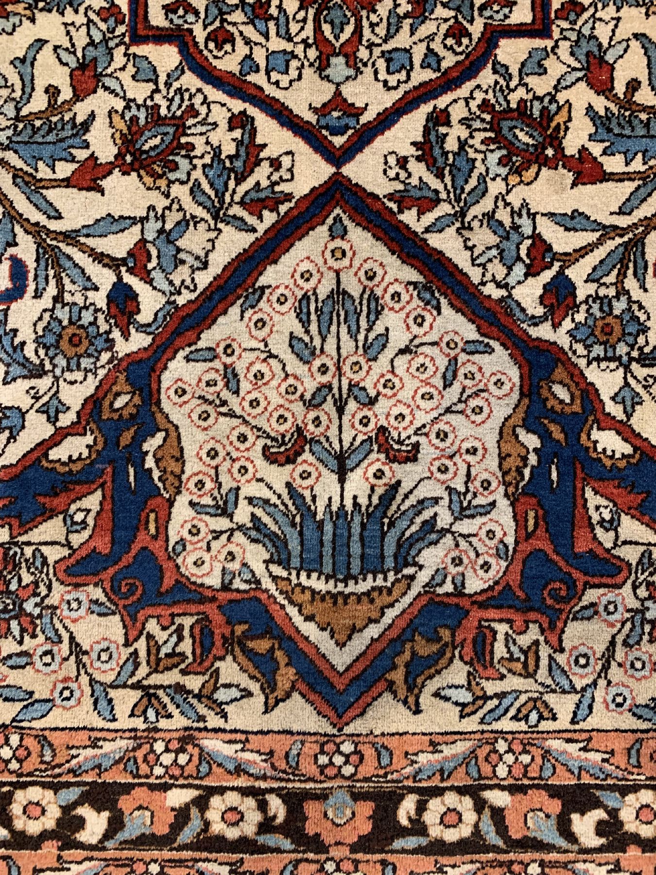 Detail b: Seltener feiner Keschan Mohtascham, Persien, Ende 19.Jhd. Korkwolle geknüpft auf Baumwolle, hellgrundiger Mohtascham mit floralem Medallion umrahmt ...