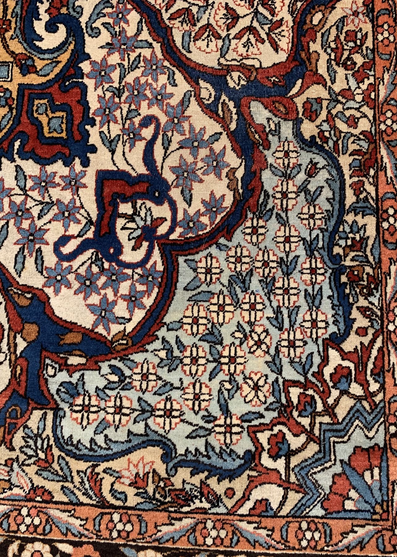 Detail c: Seltener feiner Keschan Mohtascham, Persien, Ende 19.Jhd. Korkwolle geknüpft auf Baumwolle, hellgrundiger Mohtascham mit floralem Medallion umrahmt ...