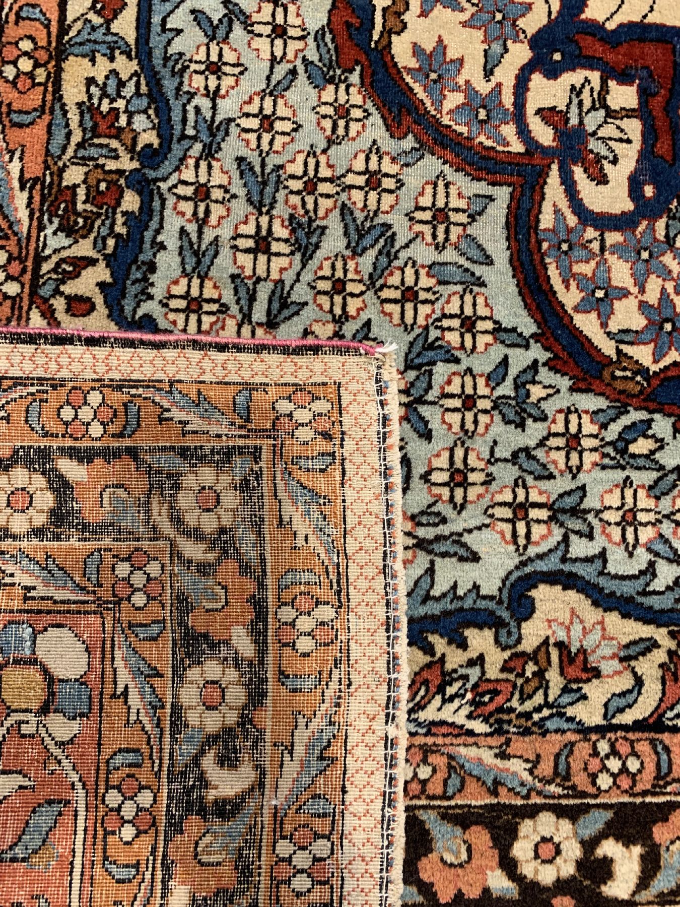 Detail e: Seltener feiner Keschan Mohtascham, Persien, Ende 19.Jhd. Korkwolle geknüpft auf Baumwolle, hellgrundiger Mohtascham mit floralem Medallion umrahmt ...