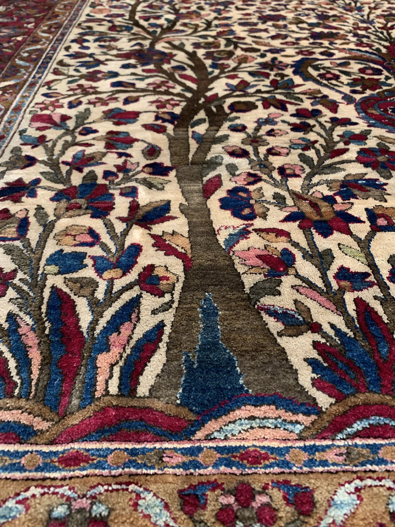 Detail d: Seltener weißgrundiger Seiden Keschan, Persien, um 1910, reine Naturseide, Seiden Keschan in sehr schöner Farbgebung, kunstvolles ...
