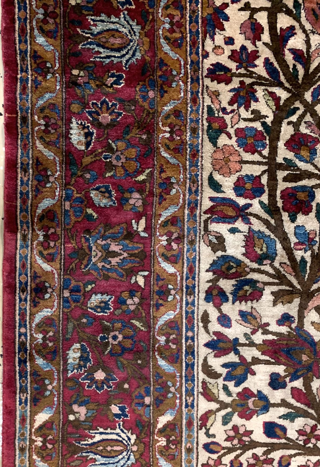 Detail e: Seltener weißgrundiger Seiden Keschan, Persien, um 1910, reine Naturseide, Seiden Keschan in sehr schöner Farbgebung, kunstvolles ...