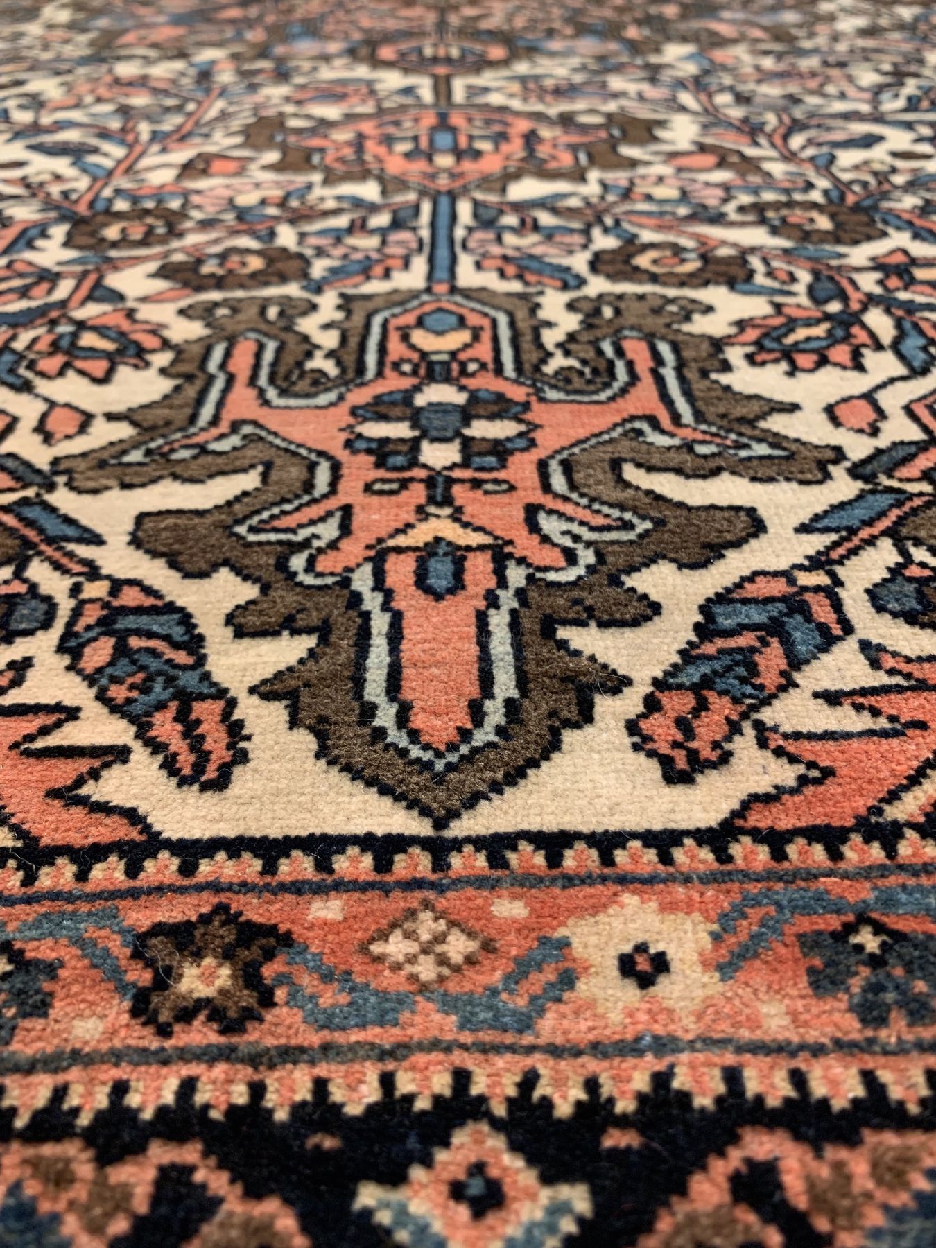 Detail d: Sarogh Farahan alt, Persien, um 1920/1930, Wolle geknüpft auf Baumwolle, ca. 200 x 126 cm, EHZ: 2(guter Zustand).