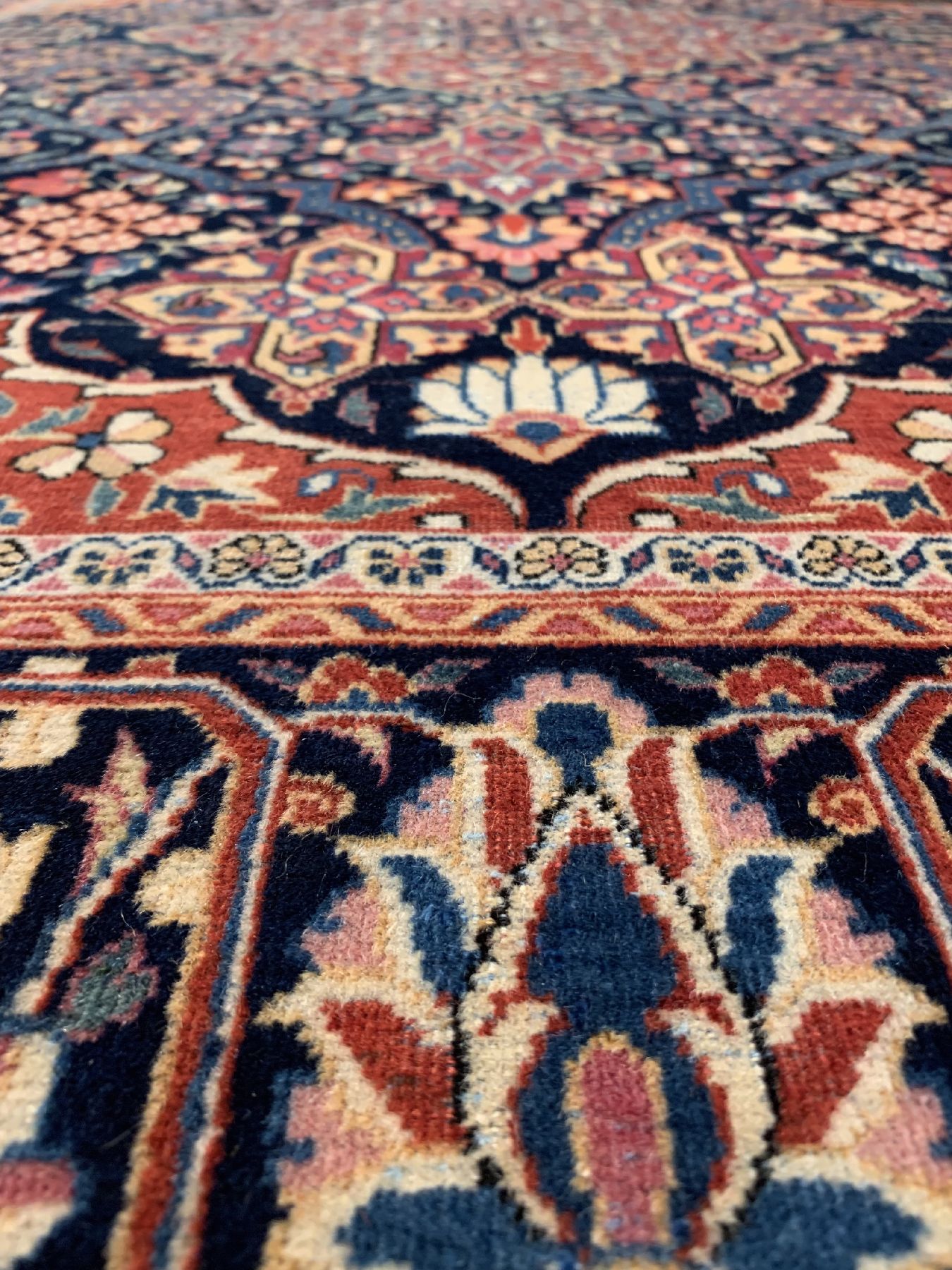 Detail b: Feiner Keschan Dabir Sanayeh, Persien, um 1920, Korkwolle geknüpft auf Baumwolle, ca, 204 x 134 cm, EHZ:2-3(guter Zustand).