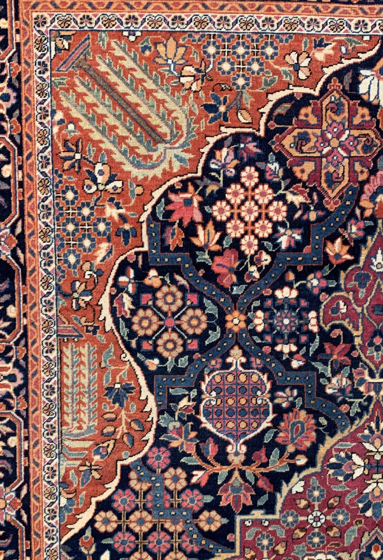 Detail c: Feiner Keschan Dabir Sanayeh, Persien, um 1920, Korkwolle geknüpft auf Baumwolle, ca, 204 x 134 cm, EHZ:2-3(guter Zustand).