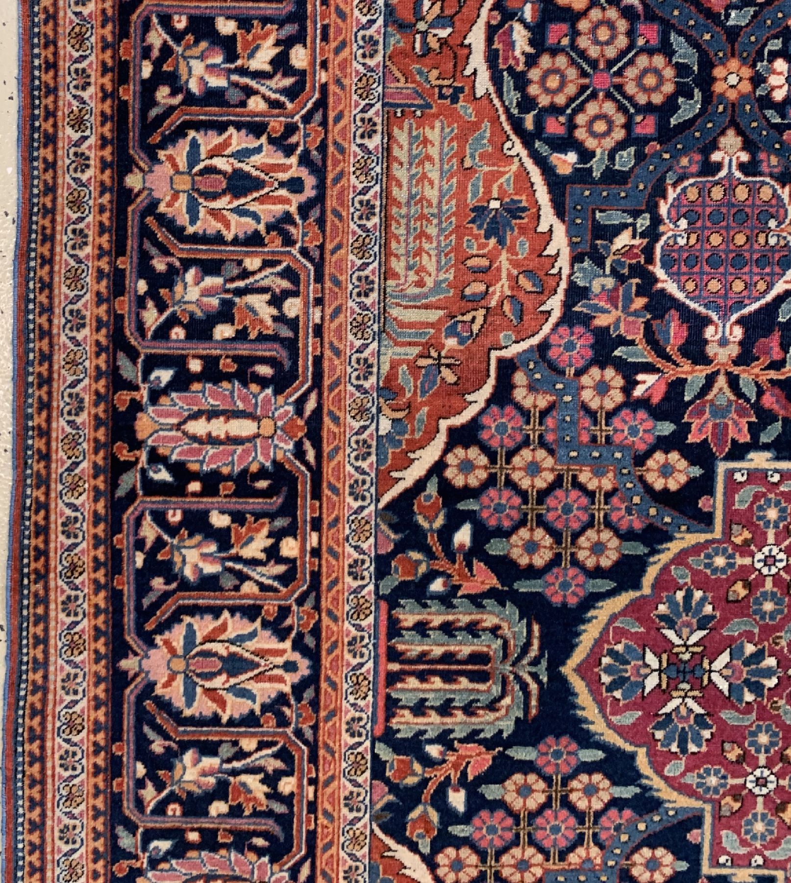 Detail d: Feiner Keschan Dabir Sanayeh, Persien, um 1920, Korkwolle geknüpft auf Baumwolle, ca, 204 x 134 cm, EHZ:2-3(guter Zustand).