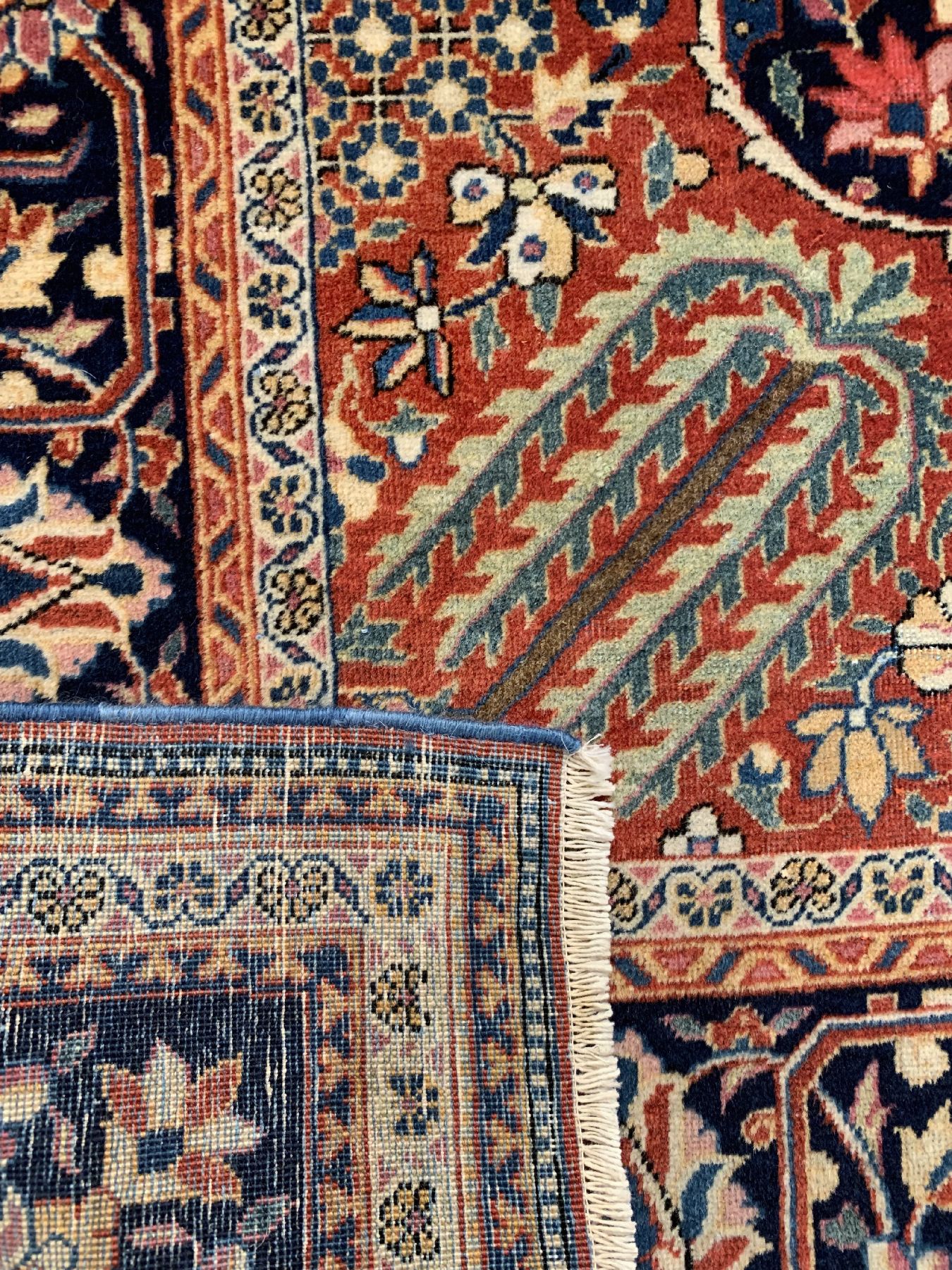 Detail e: Feiner Keschan Dabir Sanayeh, Persien, um 1920, Korkwolle geknüpft auf Baumwolle, ca, 204 x 134 cm, EHZ:2-3(guter Zustand).