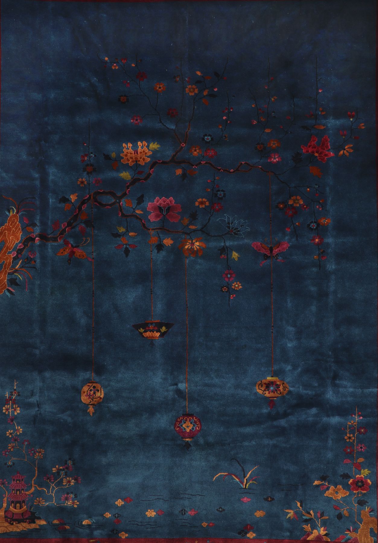 Detail a: Feiner antiker Peking, China, um 1900, Manchesterwolle geknüpft auf Baumwolle, hochwertige glanzreiche Wollqualität mit chinesischen Hängelampen, ...
